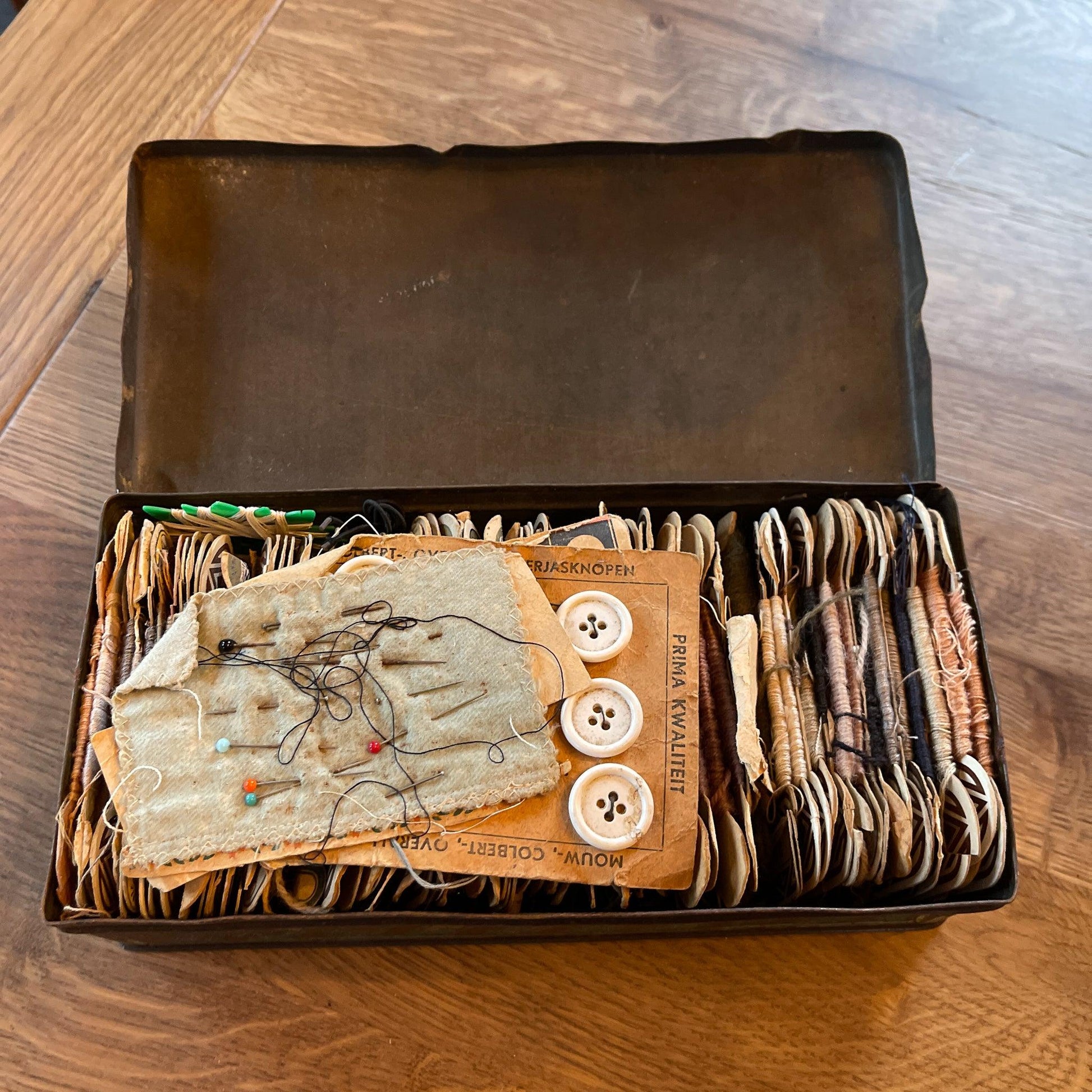 Vintage blik met linnen, knopen en sokkenstop wol - Bamestra Curiosa