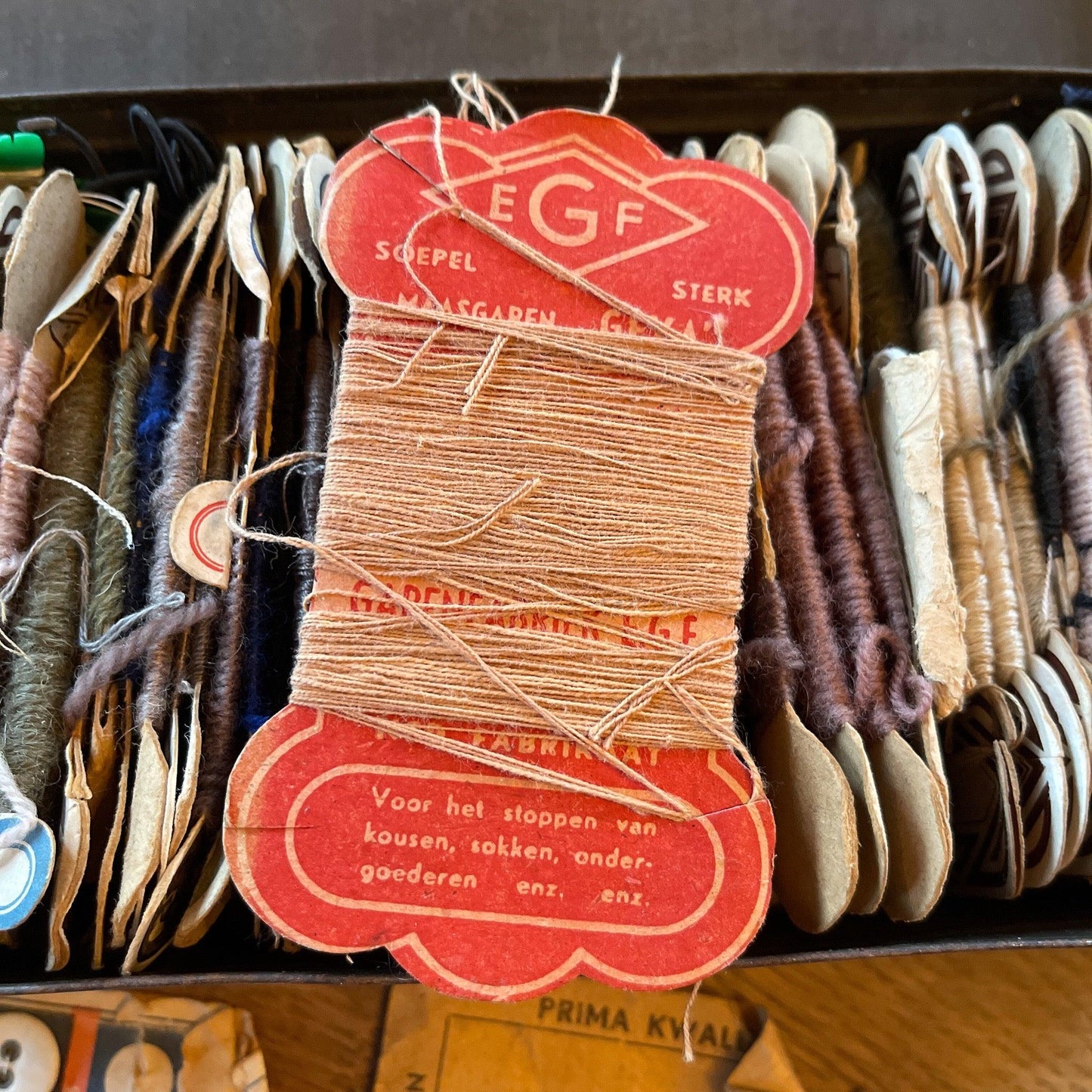 Vintage blik met linnen, knopen en sokkenstop wol - Bamestra Curiosa