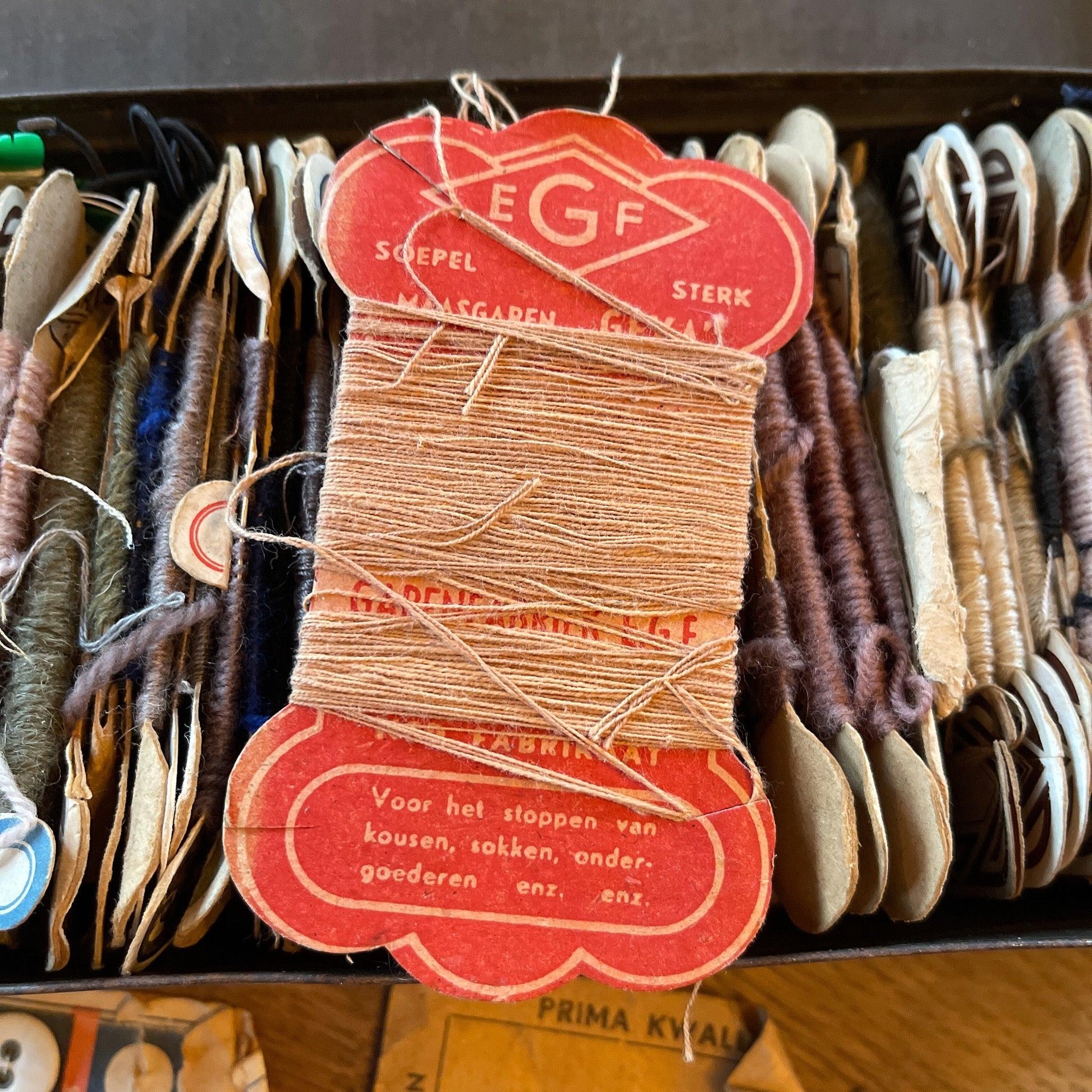 Vintage blik met linnen, knopen en sokkenstop wol - Bamestra Curiosa