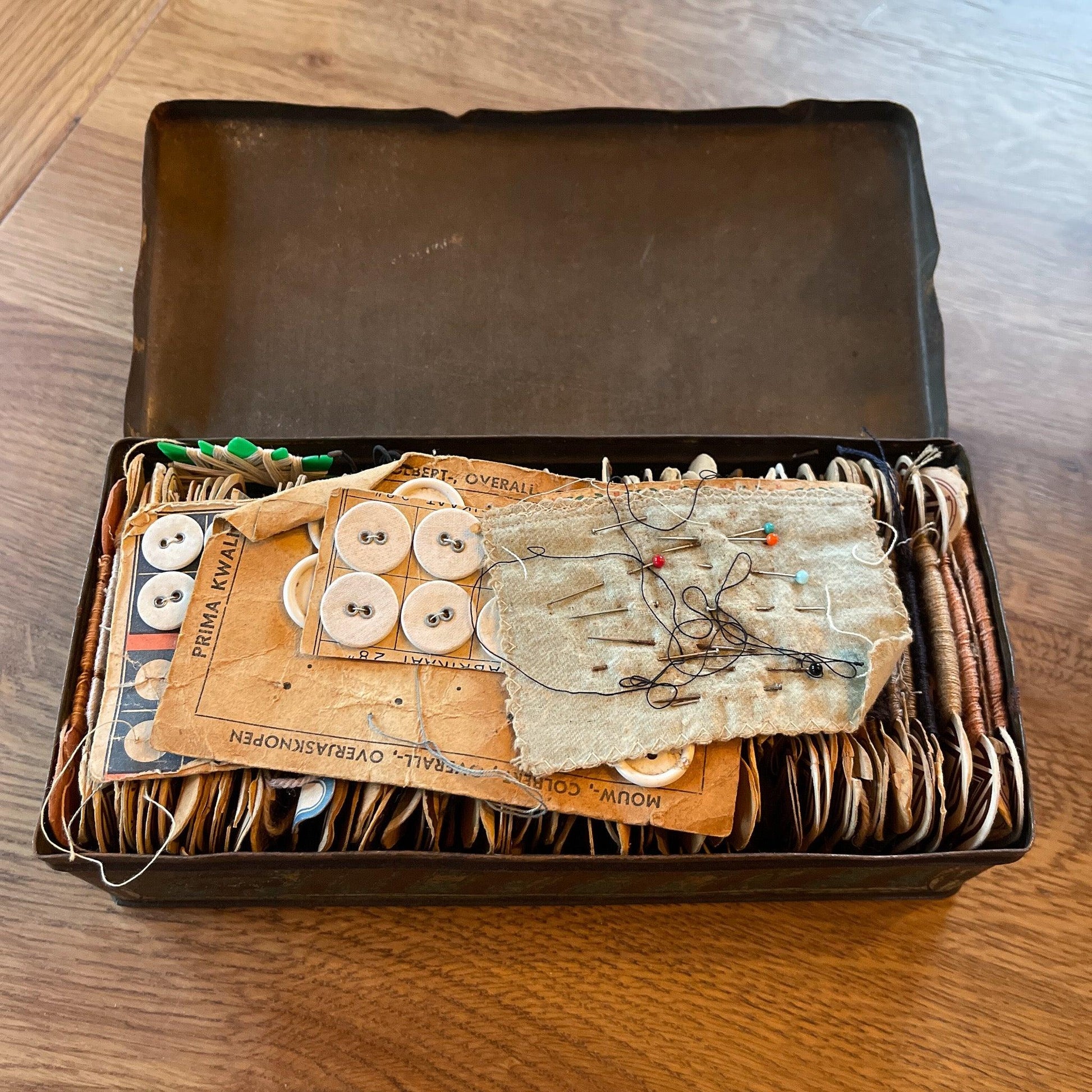 Vintage blik met linnen, knopen en sokkenstop wol - Bamestra Curiosa