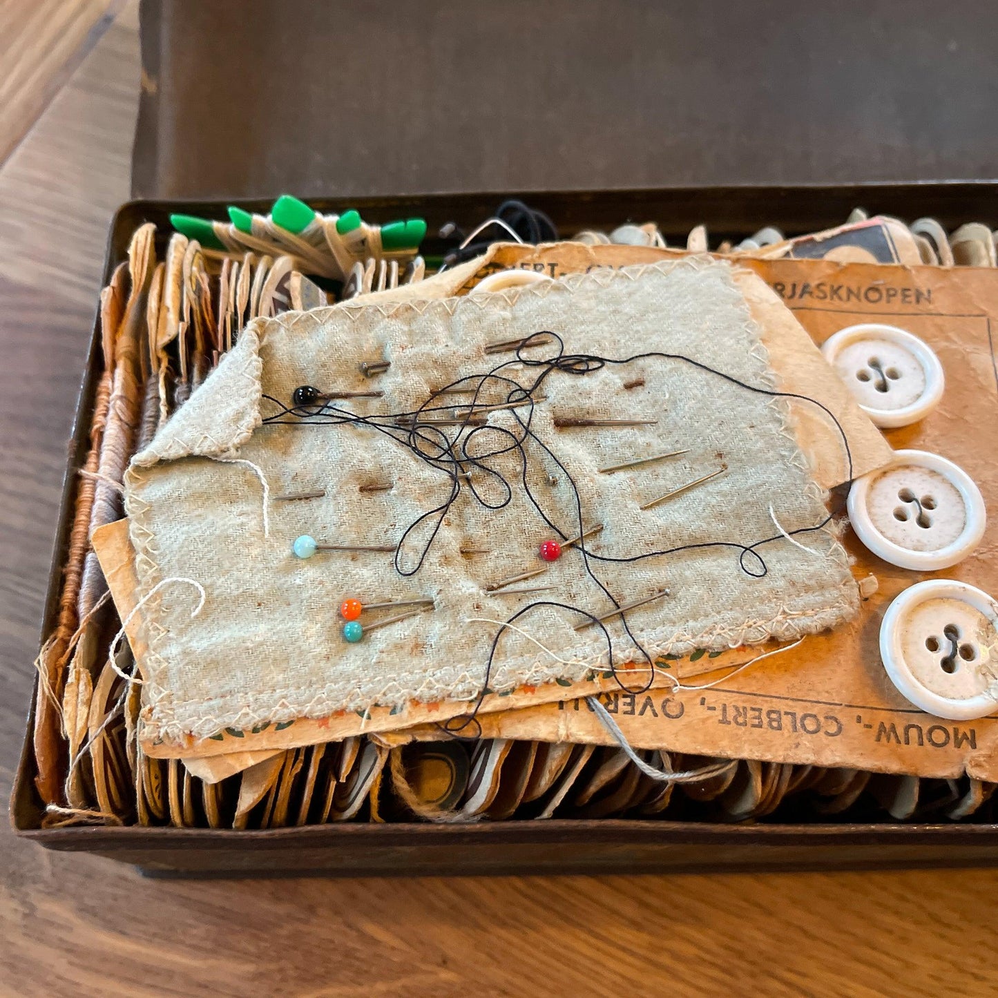 Vintage blik met linnen, knopen en sokkenstop wol - Bamestra Curiosa