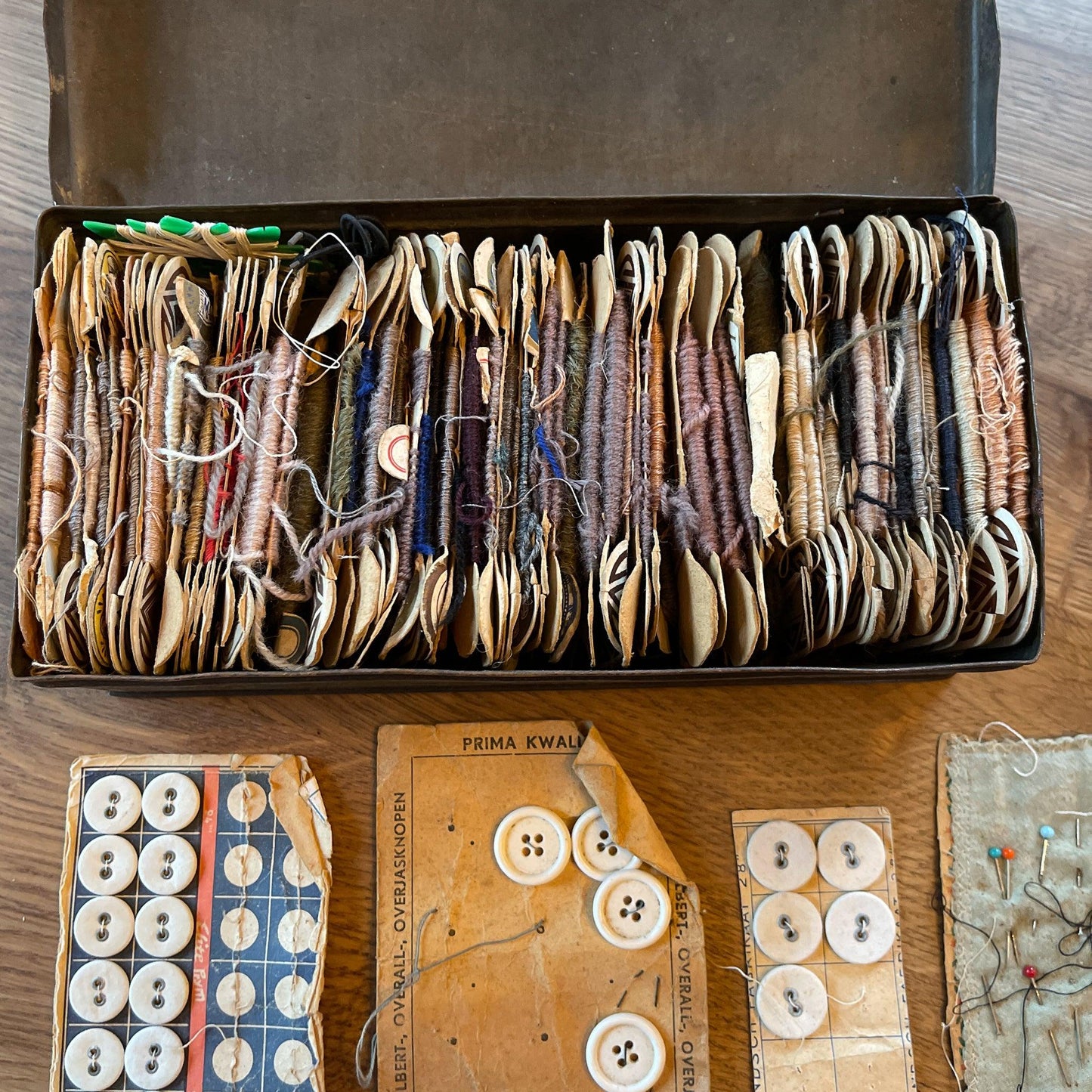 Vintage blik met linnen, knopen en sokkenstop wol - Bamestra Curiosa