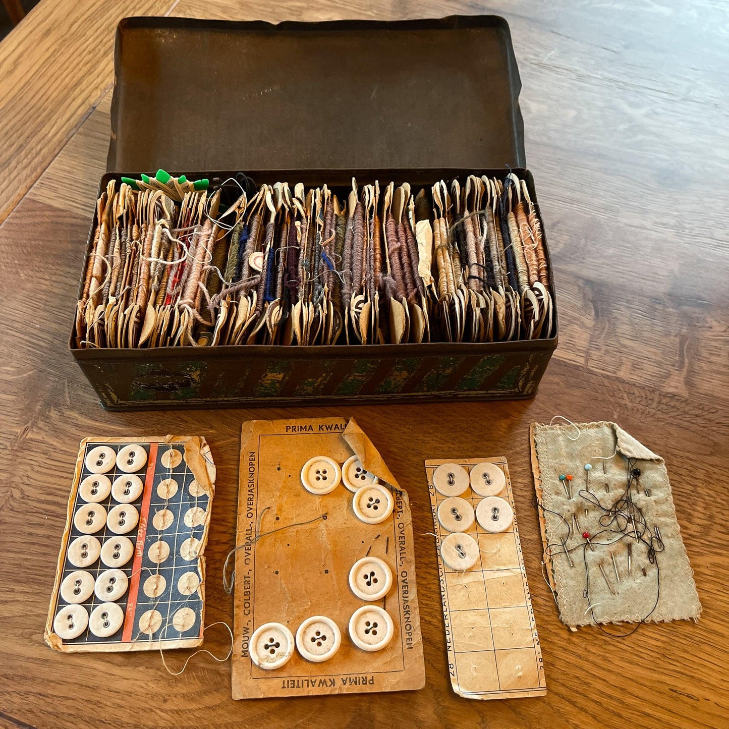 Vintage blik met linnen, knopen en sokkenstop wol - Bamestra Curiosa