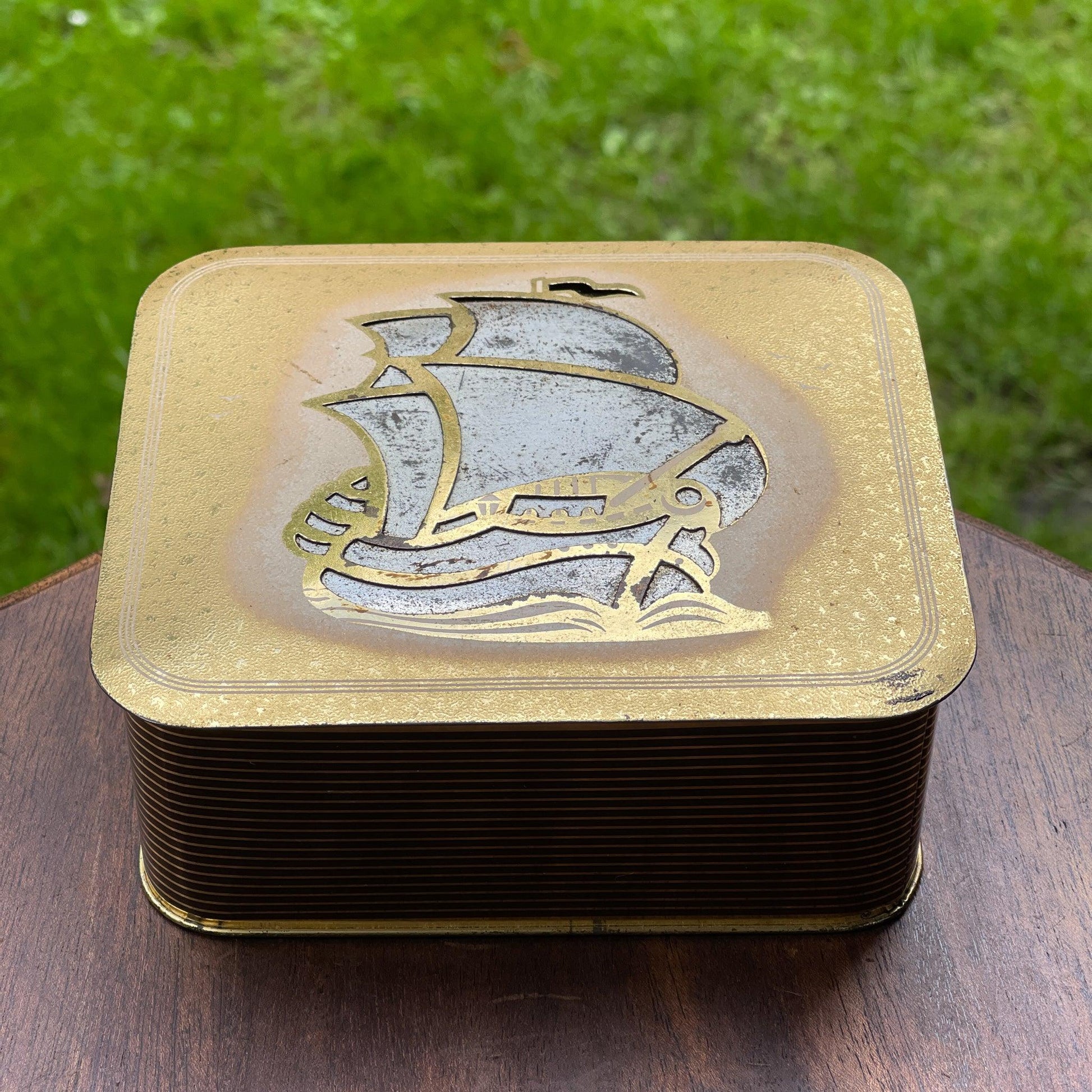 Vintage blik met zeilschip - Bamestra Curiosa