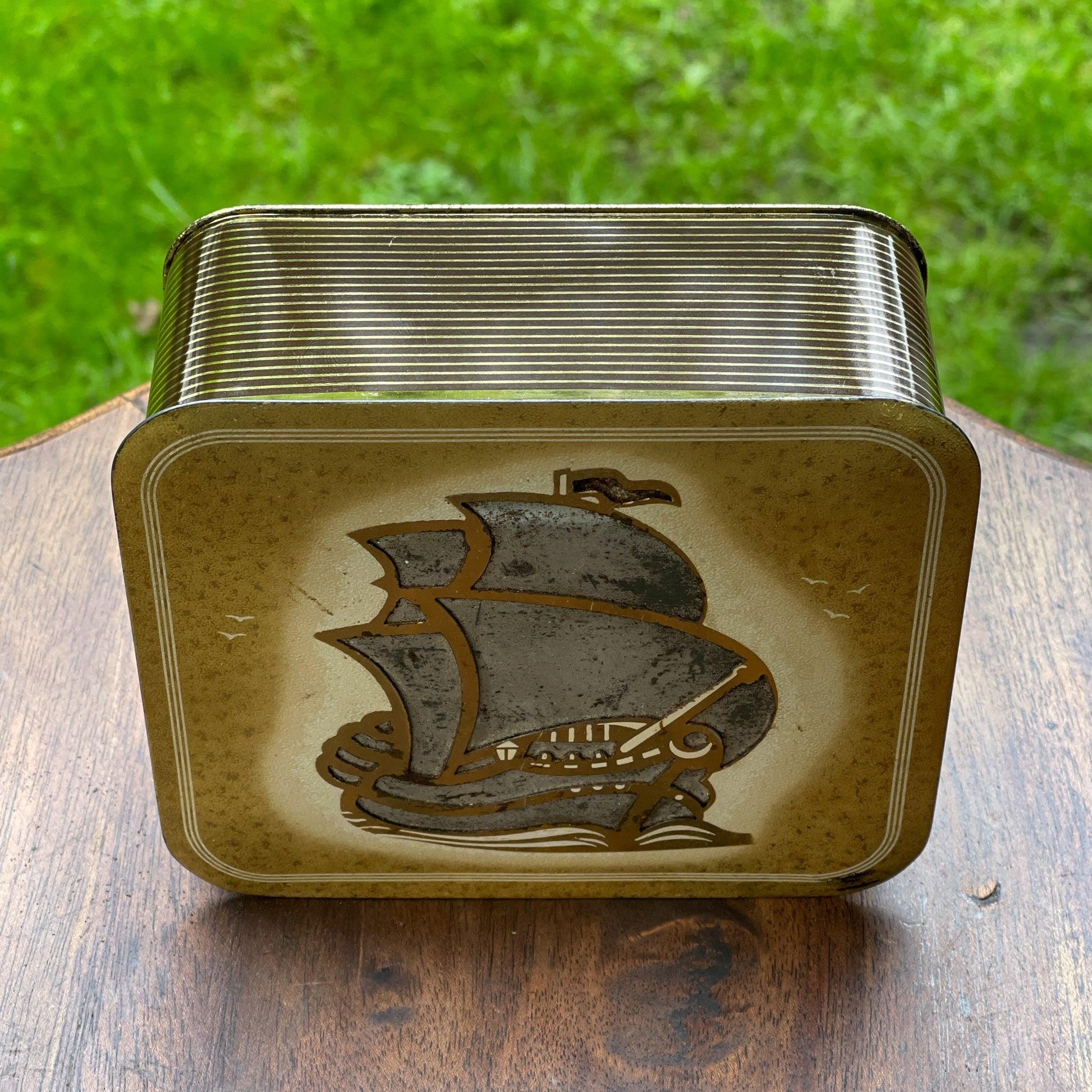 Vintage blik met zeilschip - Bamestra Curiosa