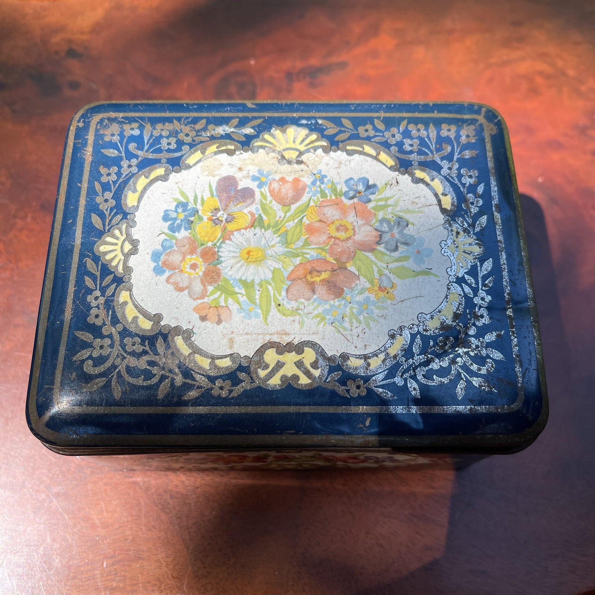 Vintage blikje met bloemen - Bamestra Curiosa