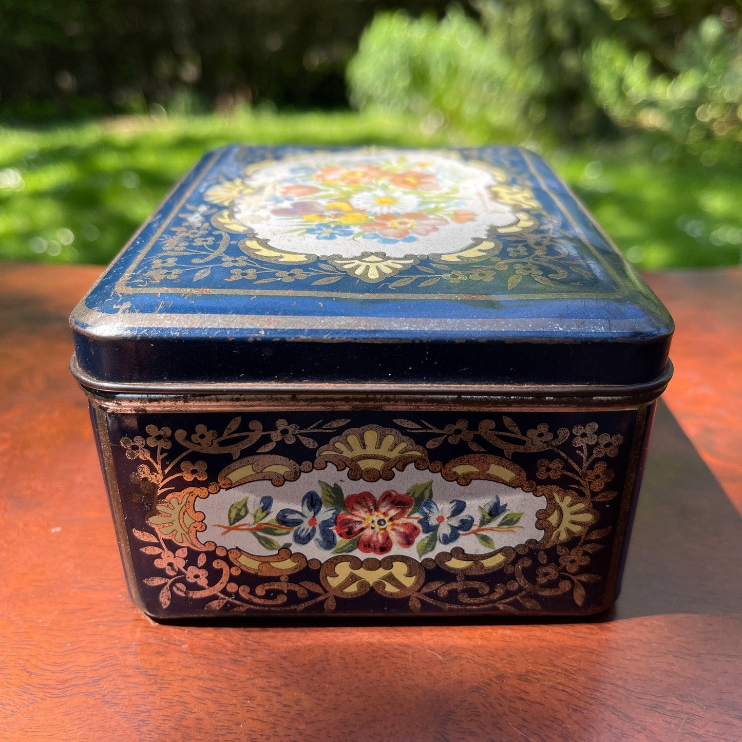 Vintage blikje met bloemen - Bamestra Curiosa