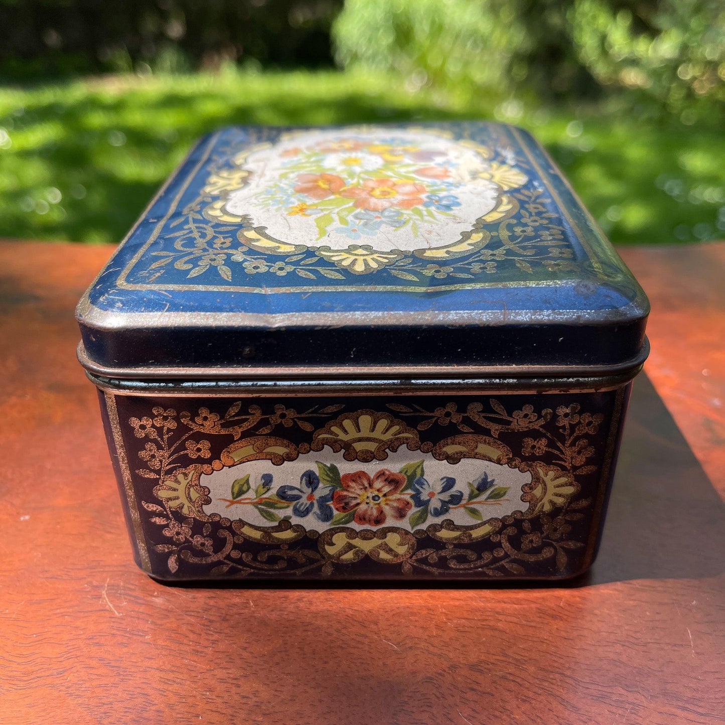 Vintage blikje met bloemen - Bamestra Curiosa