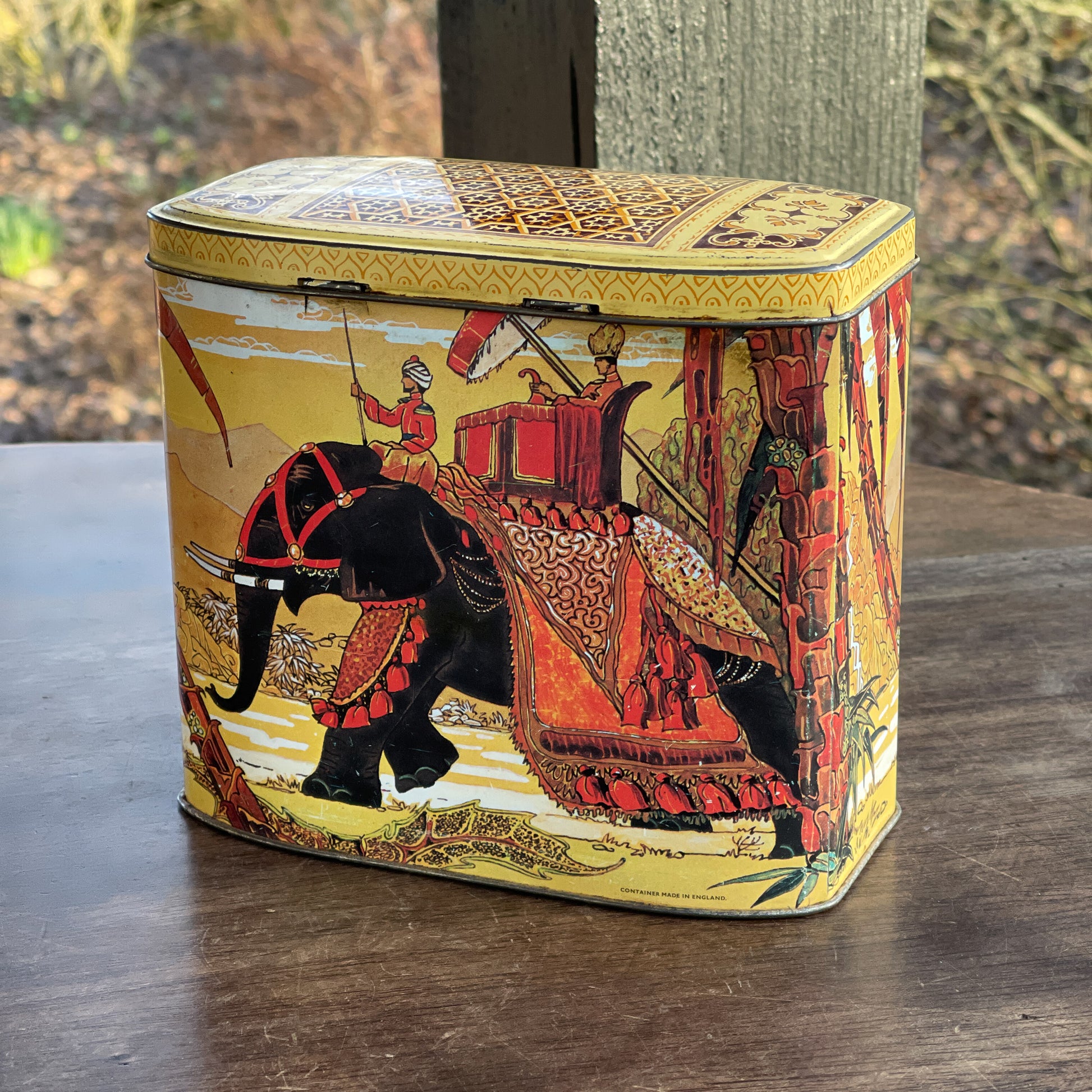 Theeblik Met Olifant - Bamestra Curiosa