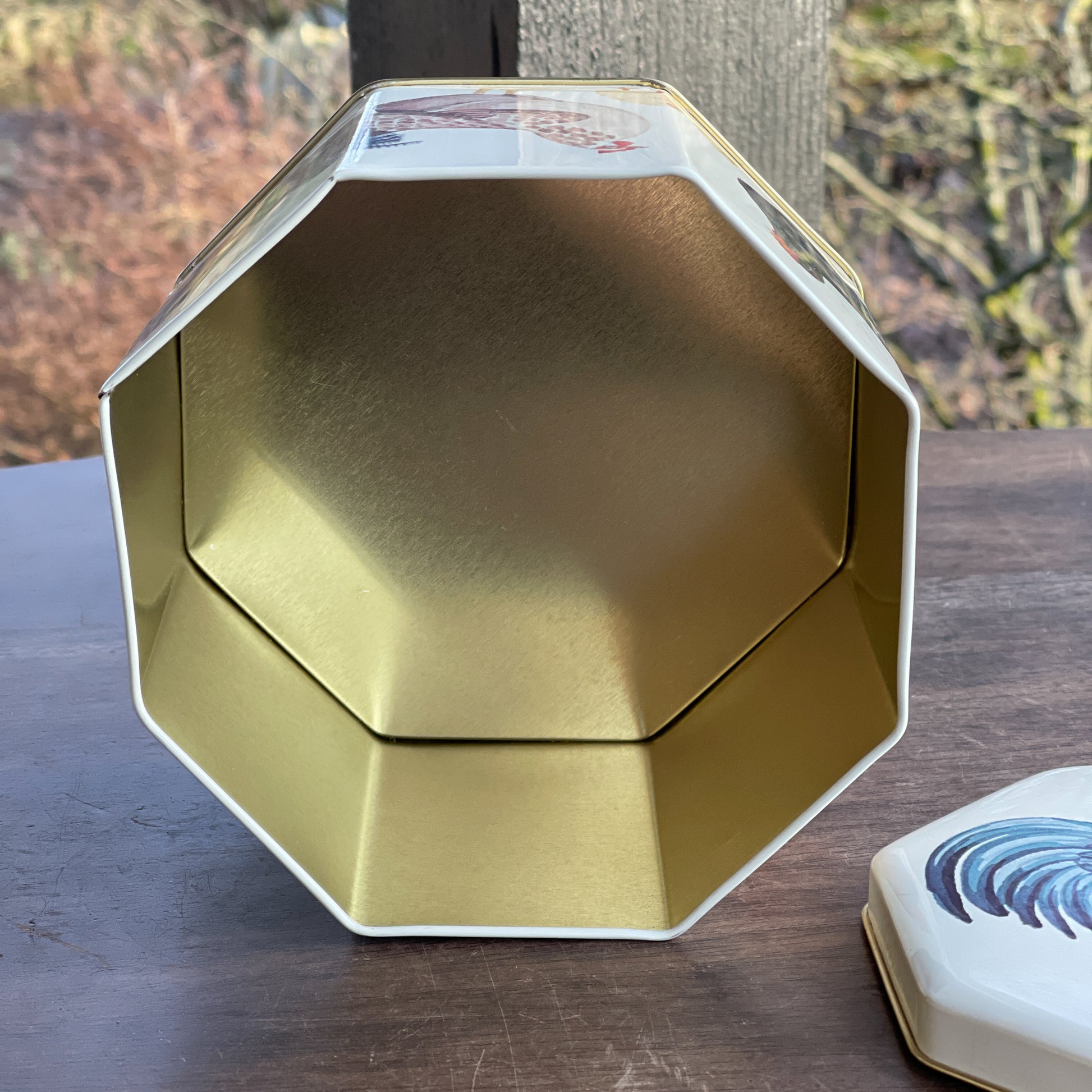 Bewaarblik met kippen en kuikens - Bamestra Curiosa