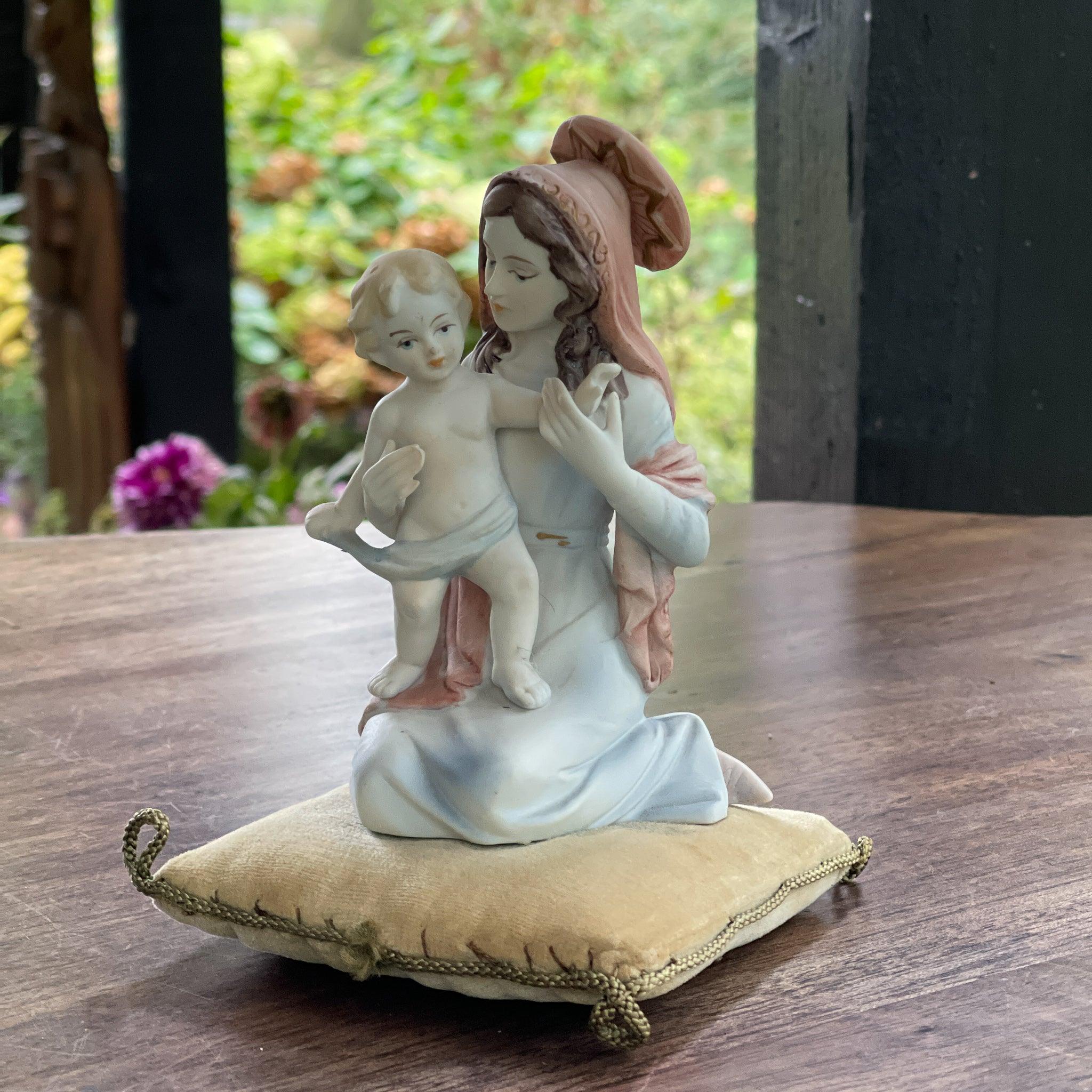Vintage Maria beeldje met Jezus zittend op een kussentje - The Collectionist
