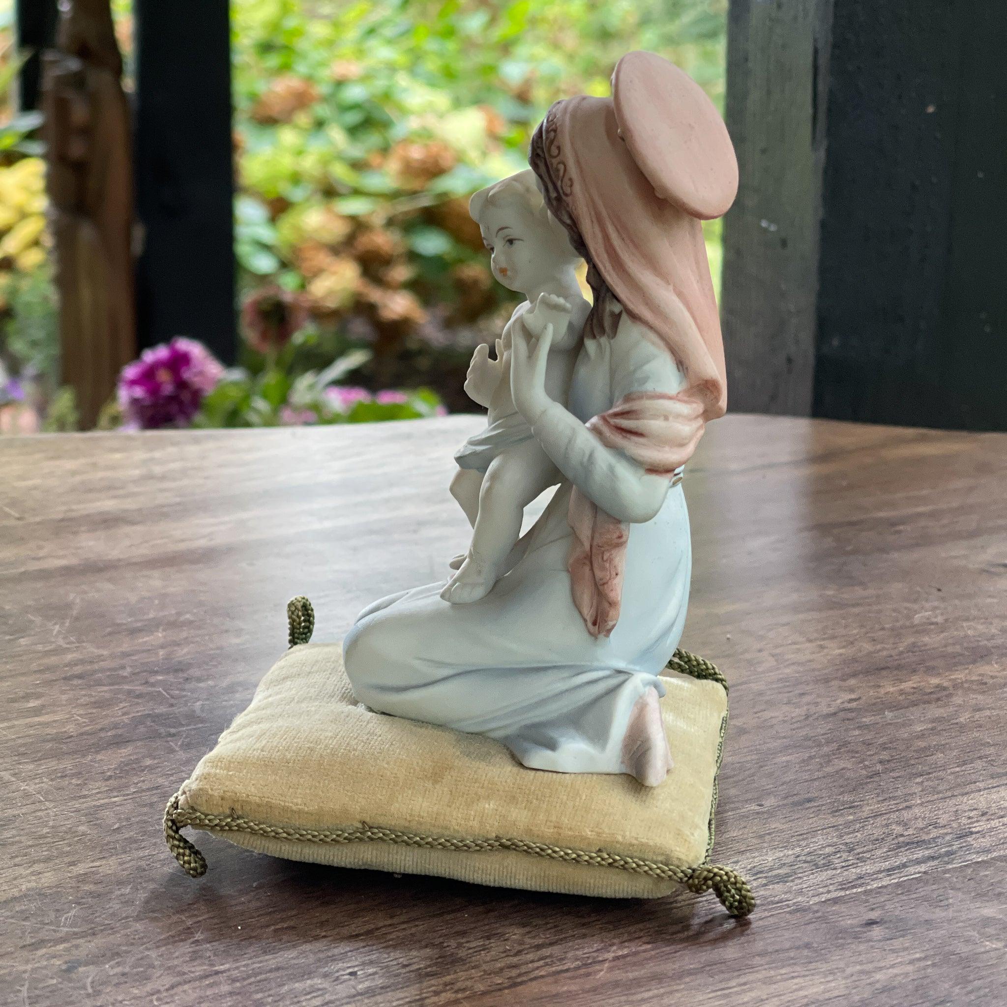 Vintage Maria beeldje met Jezus zittend op een kussentje - The Collectionist