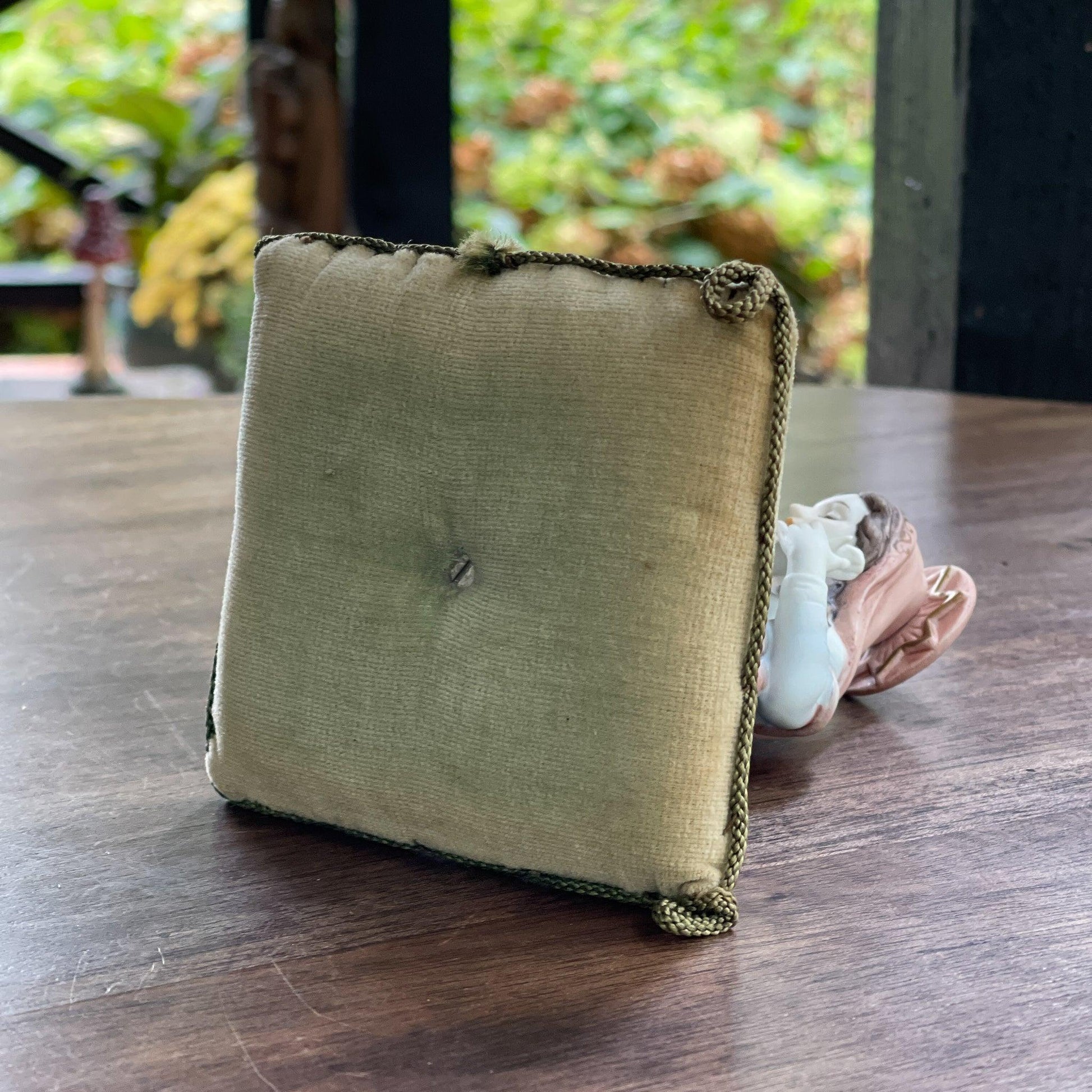 Vintage Maria beeldje met Jezus zittend op een kussentje - Bamestra Curiosa