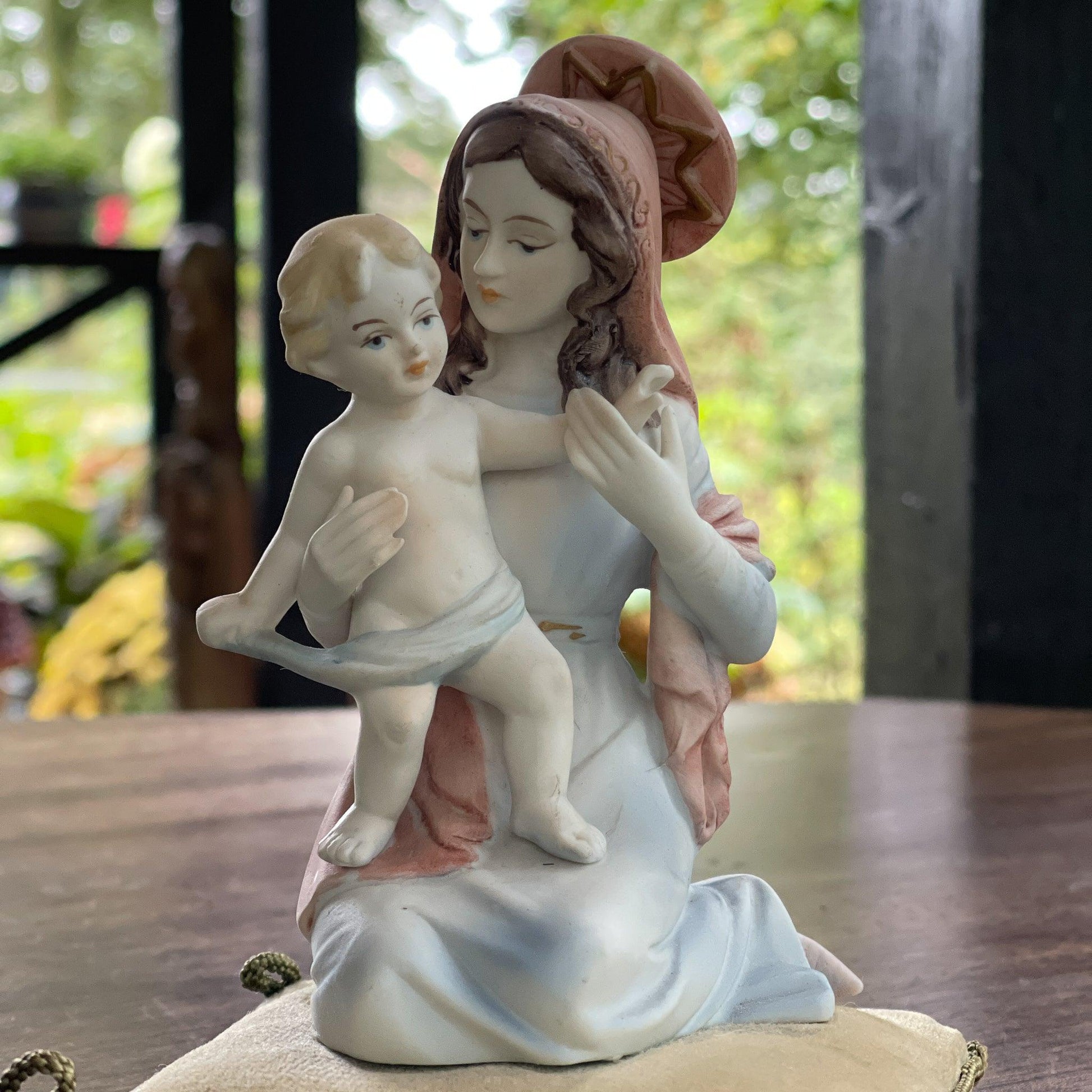 Vintage Maria beeldje met Jezus zittend op een kussentje - Bamestra Curiosa