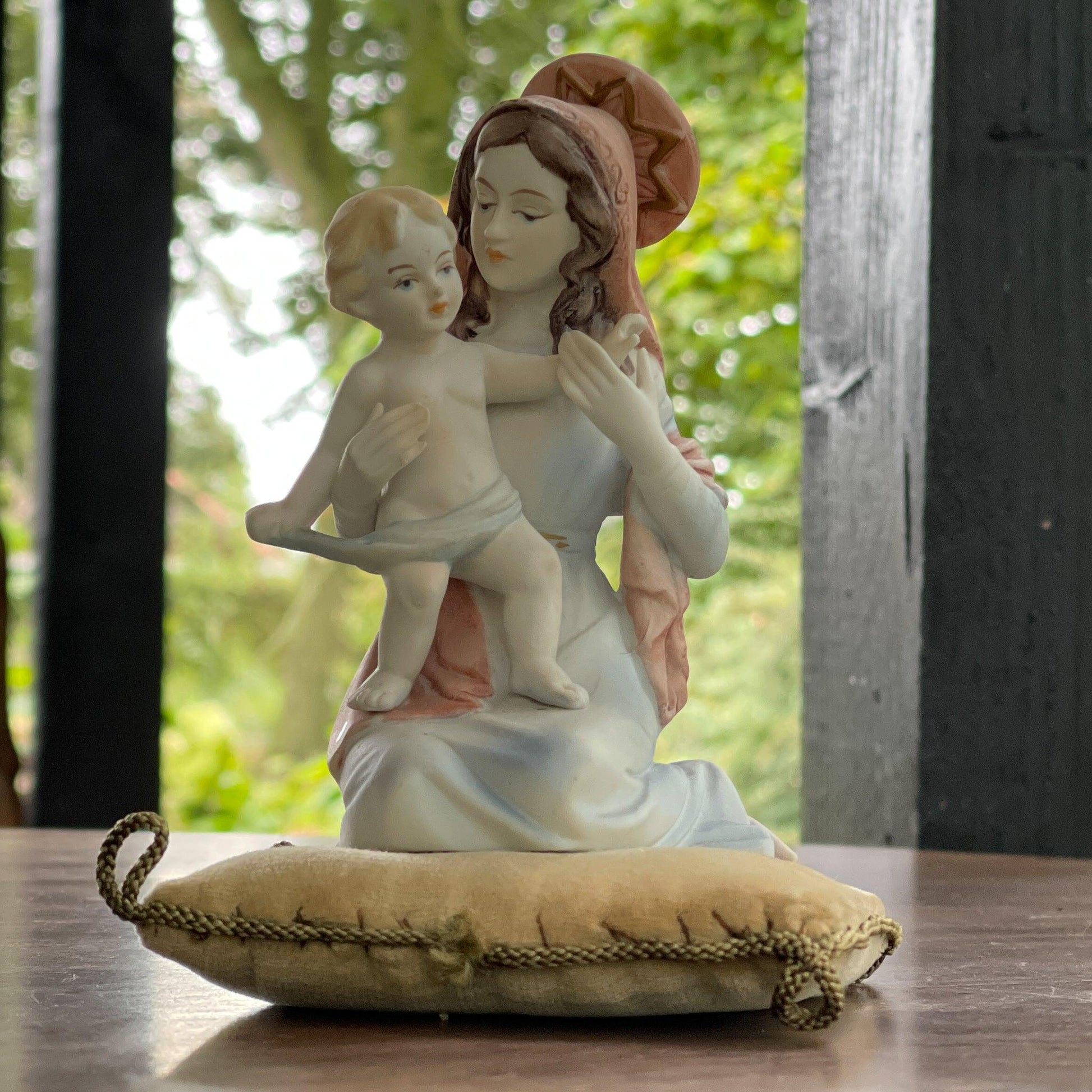 Vintage Maria beeldje met Jezus zittend op een kussentje - Bamestra Curiosa