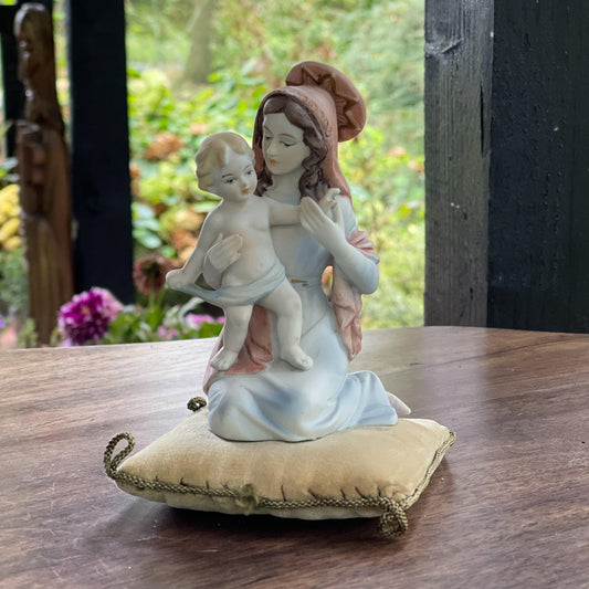 Vintage Maria beeldje met Jezus zittend op een kussentje - Bamestra Curiosa