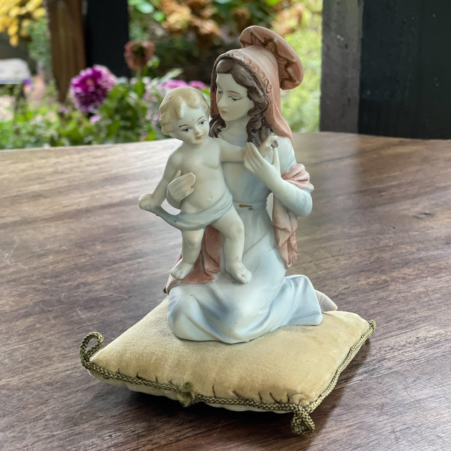 Vintage Maria beeldje met Jezus zittend op een kussentje - Bamestra Curiosa