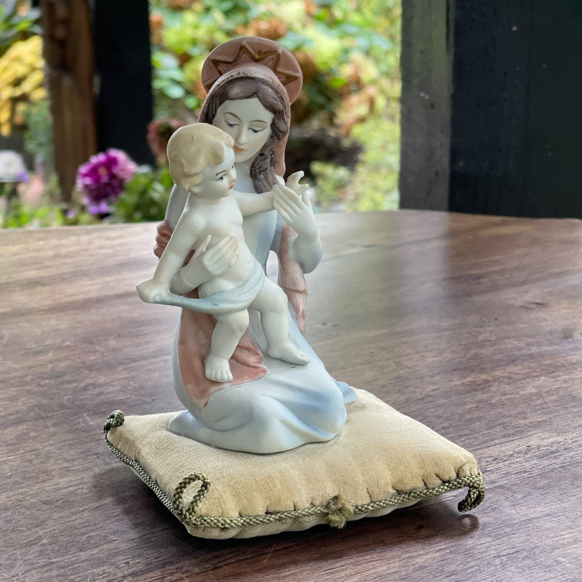 Vintage Maria beeldje met Jezus zittend op een kussentje - Bamestra Curiosa