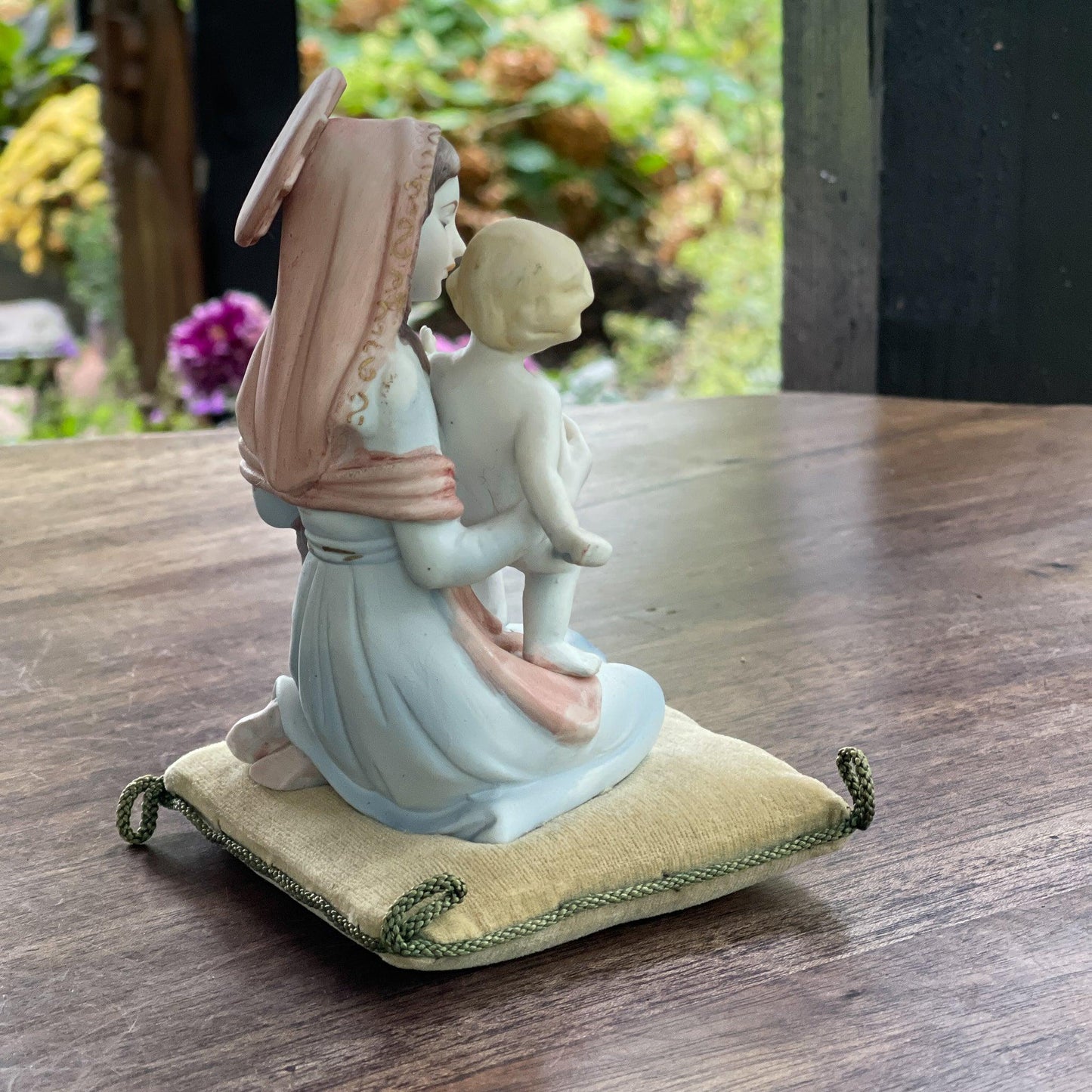 Vintage Maria beeldje met Jezus zittend op een kussentje - Bamestra Curiosa