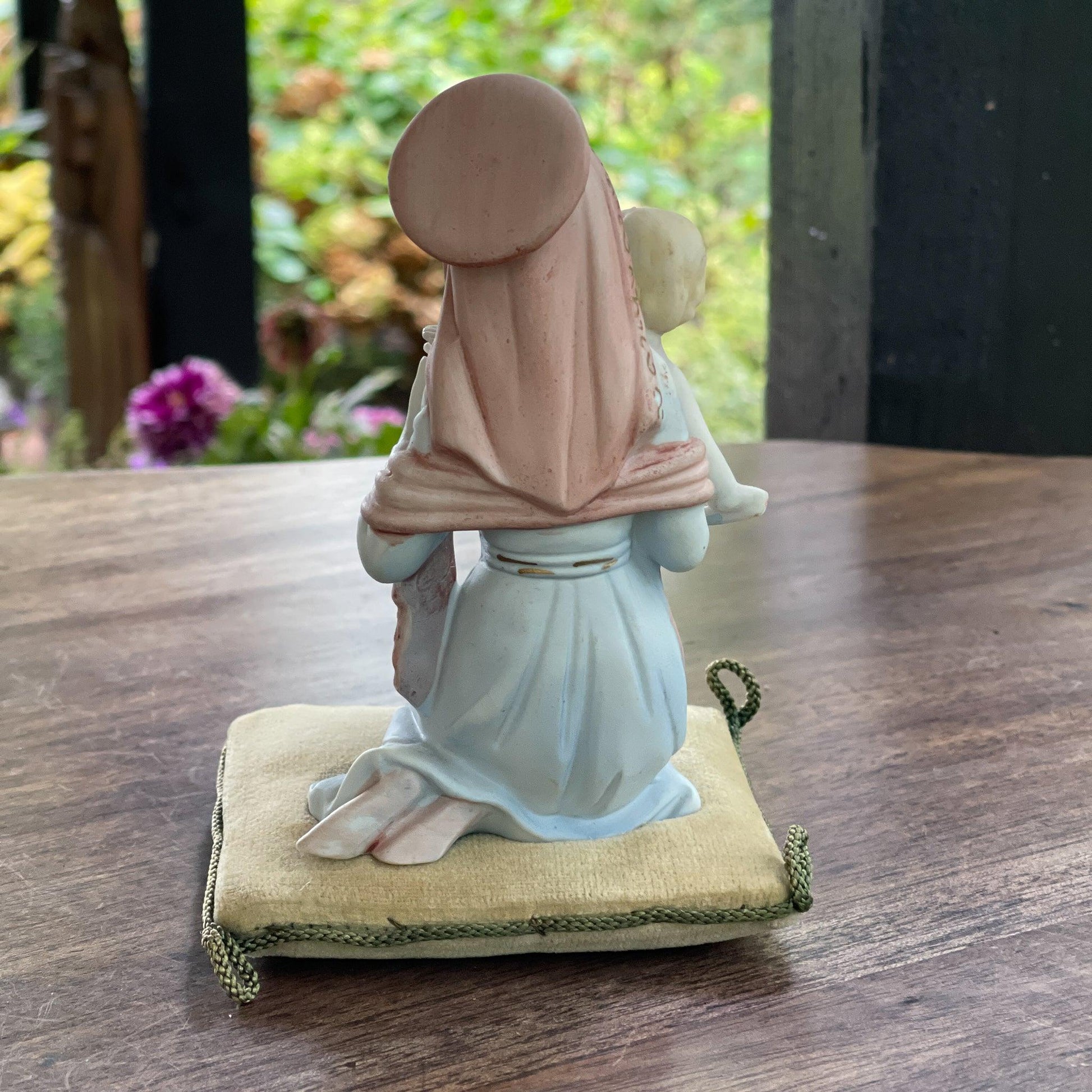 Vintage Maria beeldje met Jezus zittend op een kussentje - Bamestra Curiosa