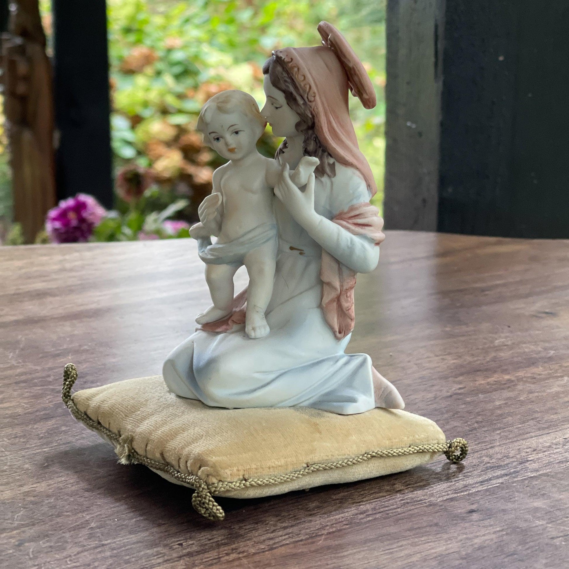 Vintage Maria beeldje met Jezus zittend op een kussentje - Bamestra Curiosa