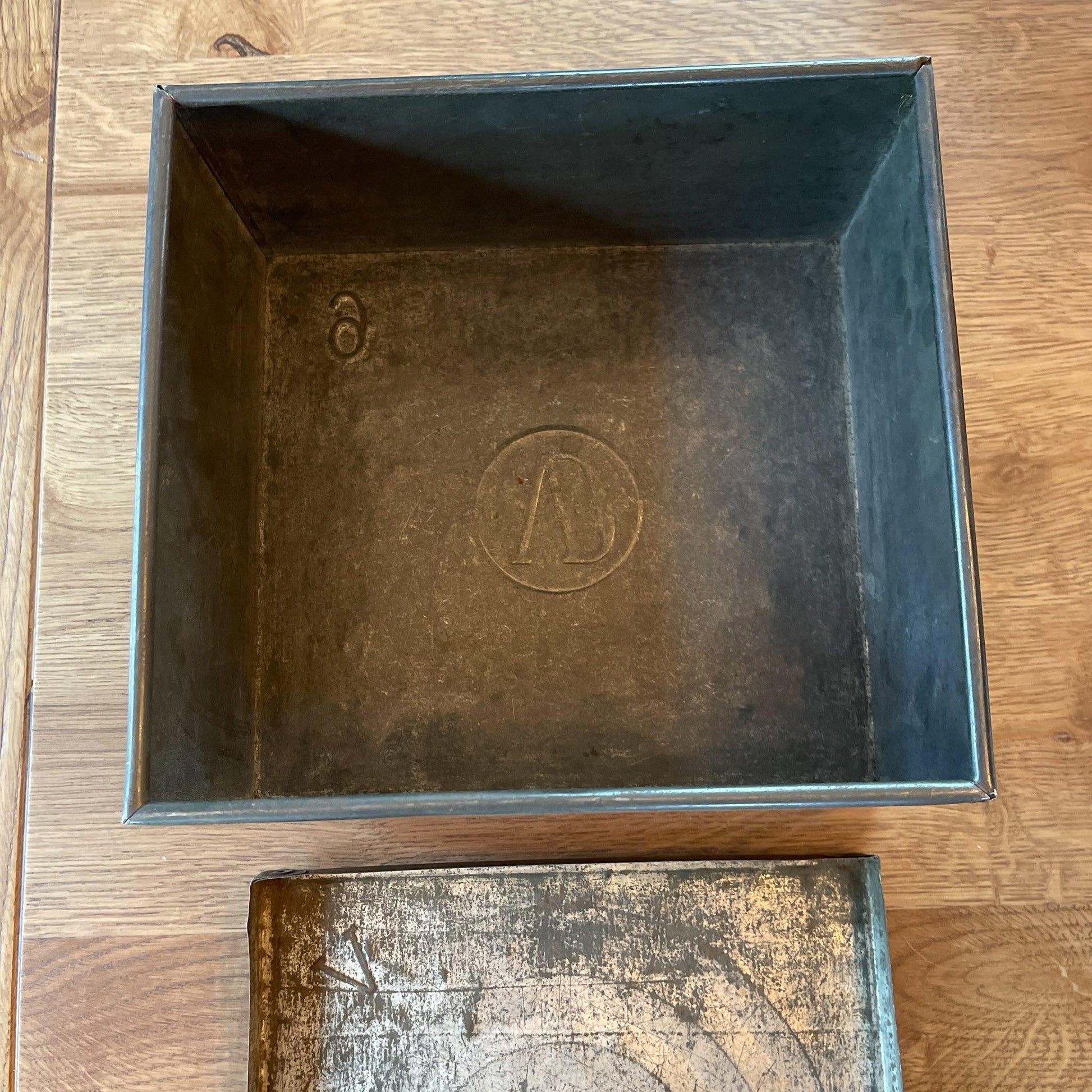 Vintage metalen doos met deksel - Bamestra Curiosa