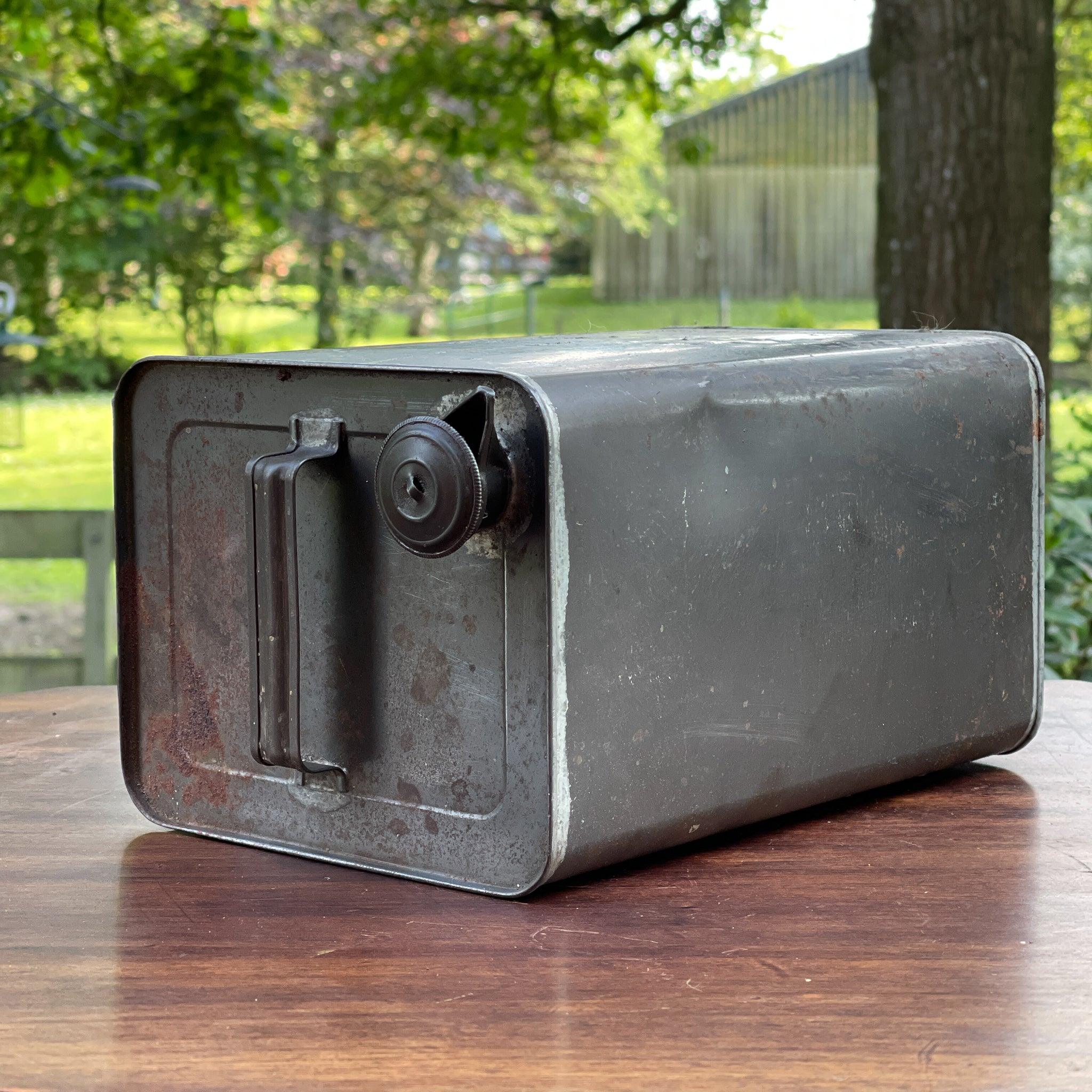 Vintage olie of petroleum kan - The Collectionist