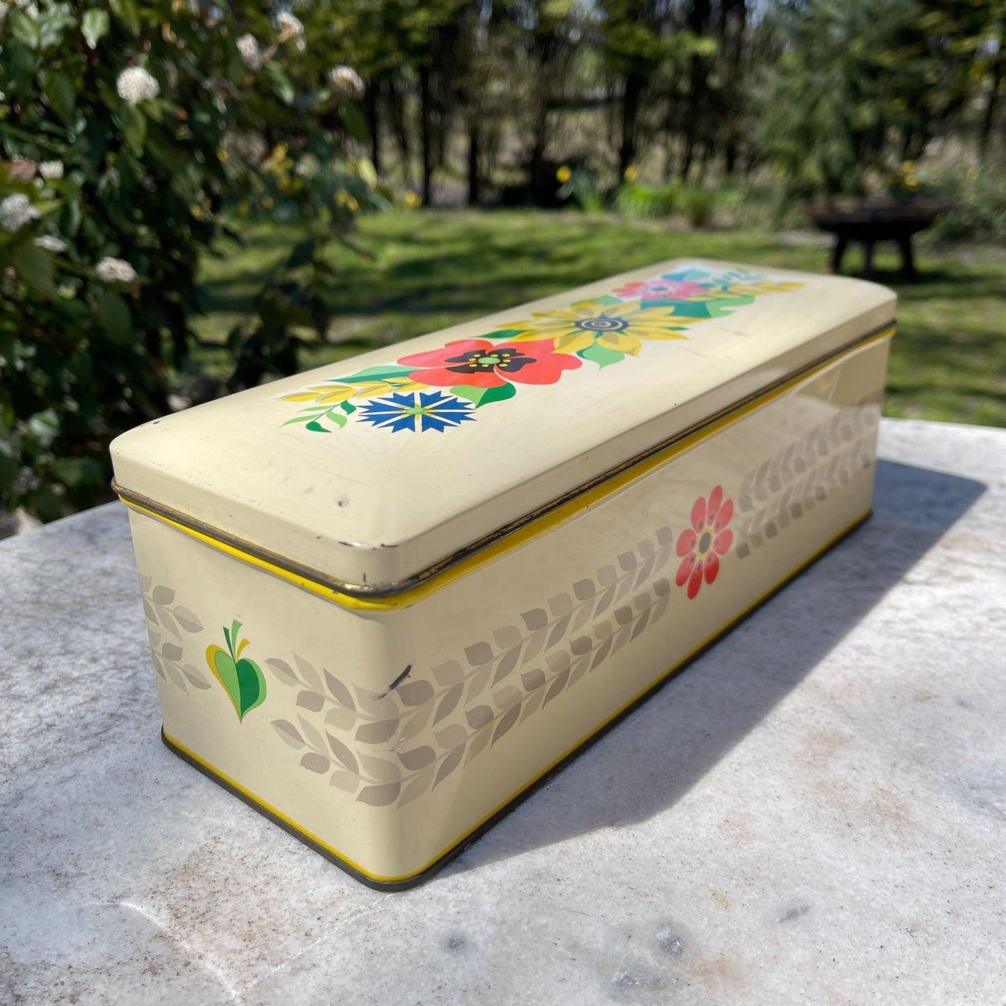 Vintage ontbijtkoek blik met veldbloemen - Bamestra Curiosa