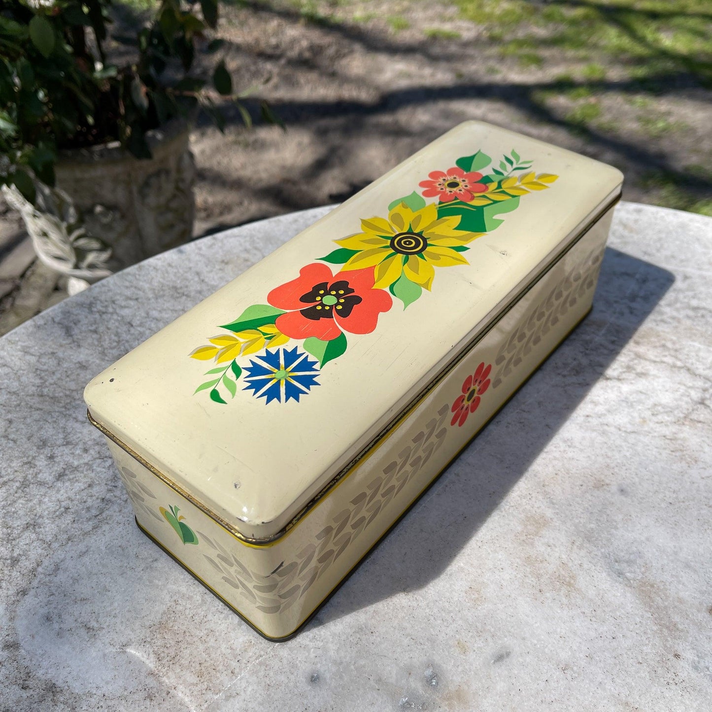 Vintage ontbijtkoek blik met veldbloemen - Bamestra Curiosa