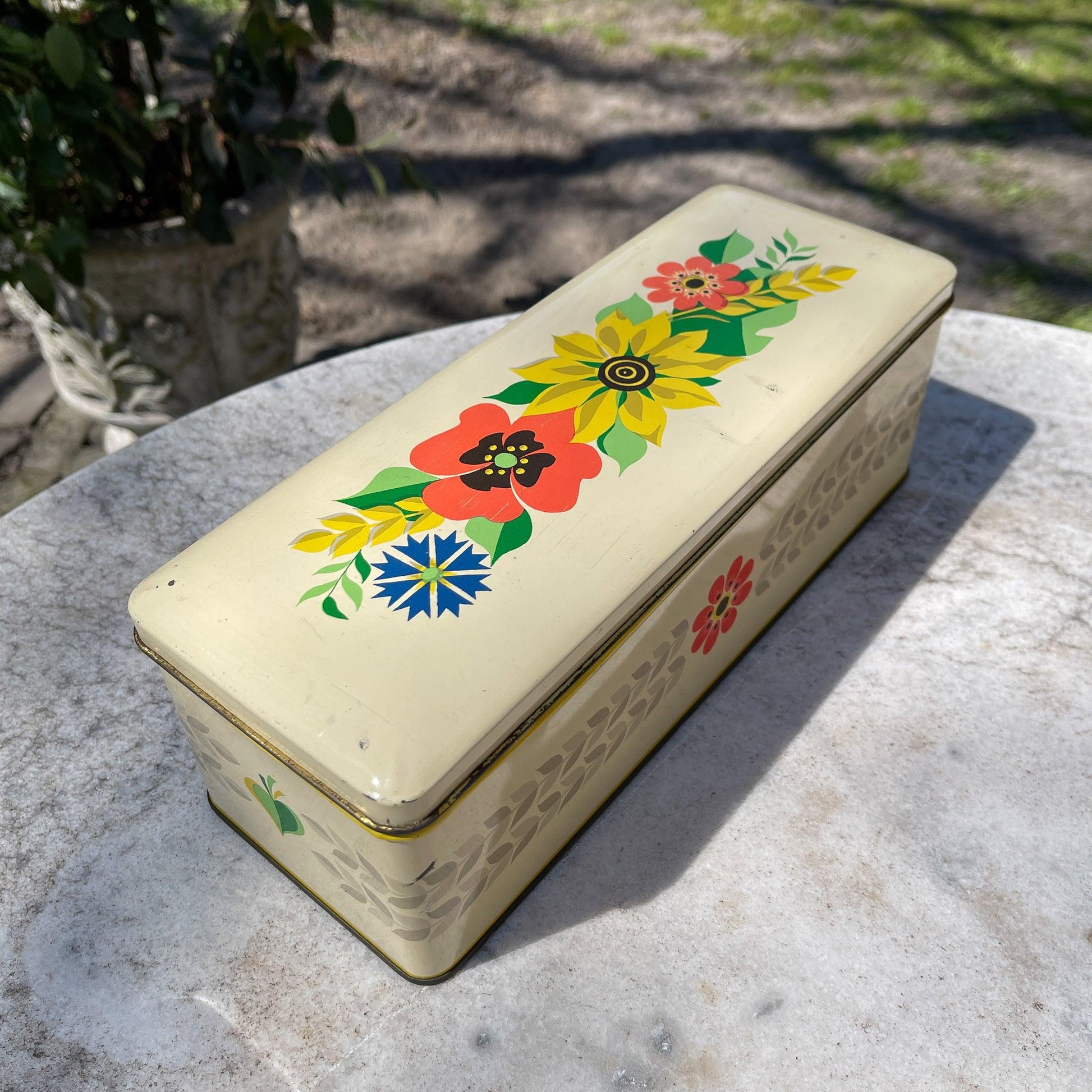 Vintage ontbijtkoek blik met veldbloemen - Bamestra Curiosa