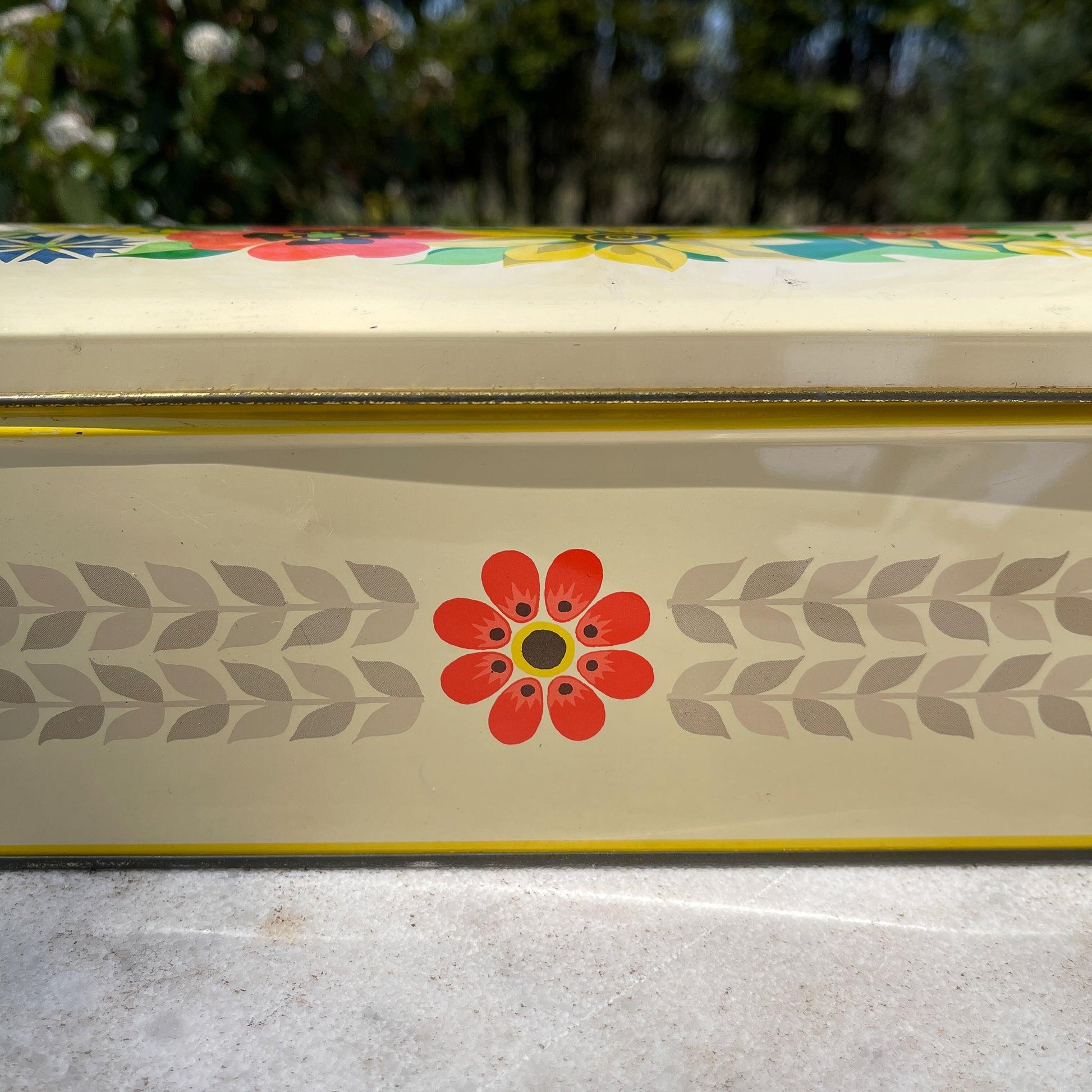 Vintage ontbijtkoek blik met veldbloemen - Bamestra Curiosa