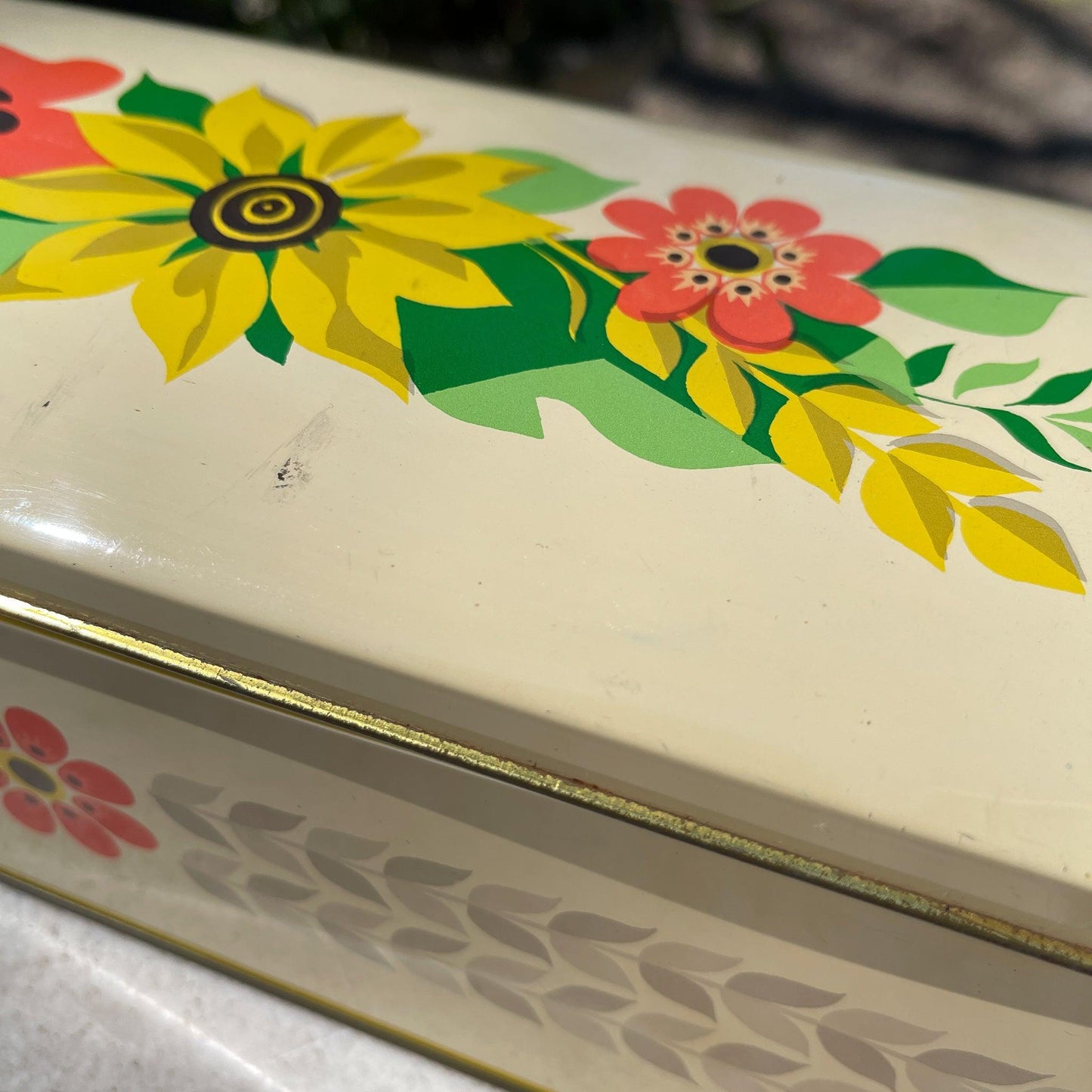 Vintage ontbijtkoek blik met veldbloemen - Bamestra Curiosa