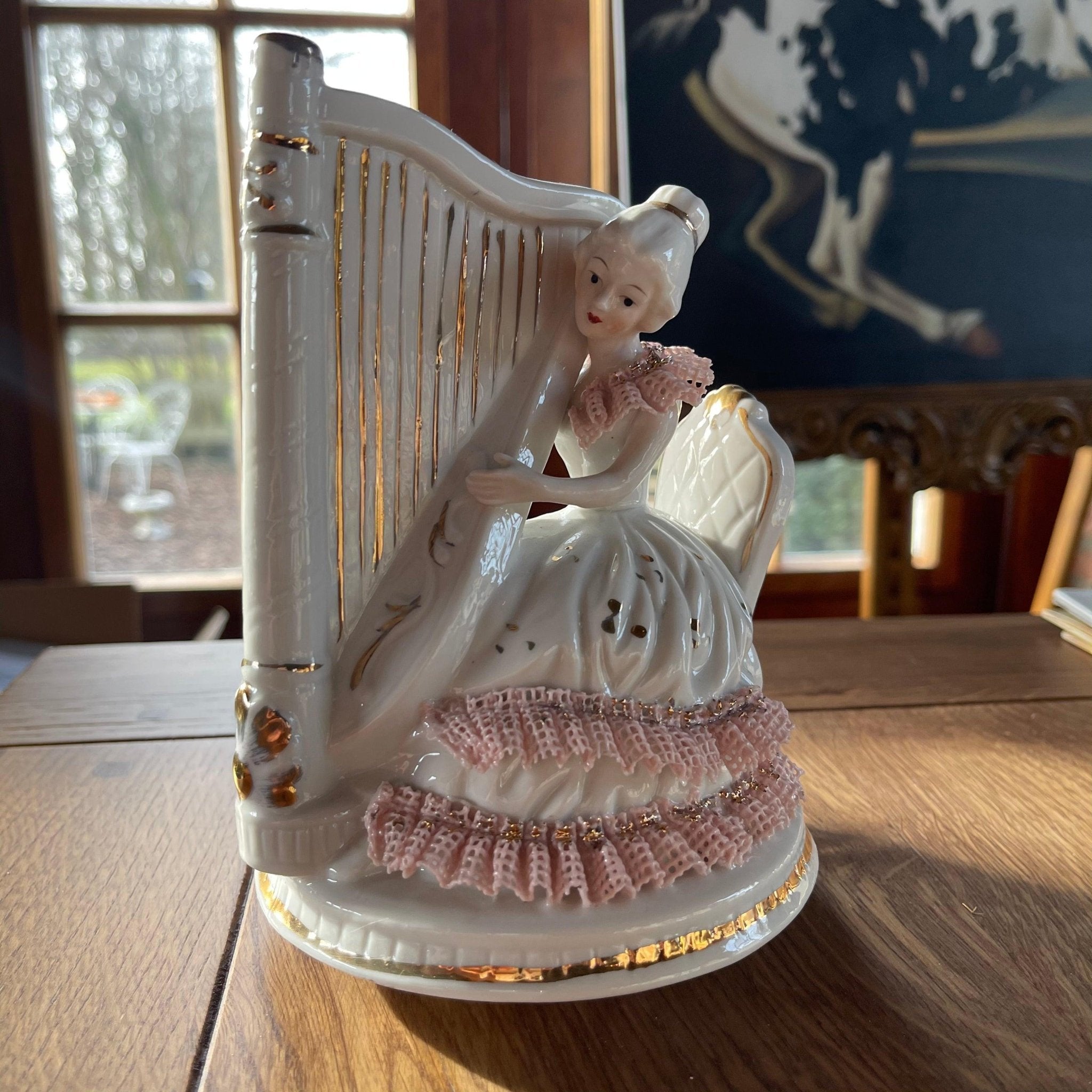 Vintage porseleinen beeldje met muziek - The Collectionist
