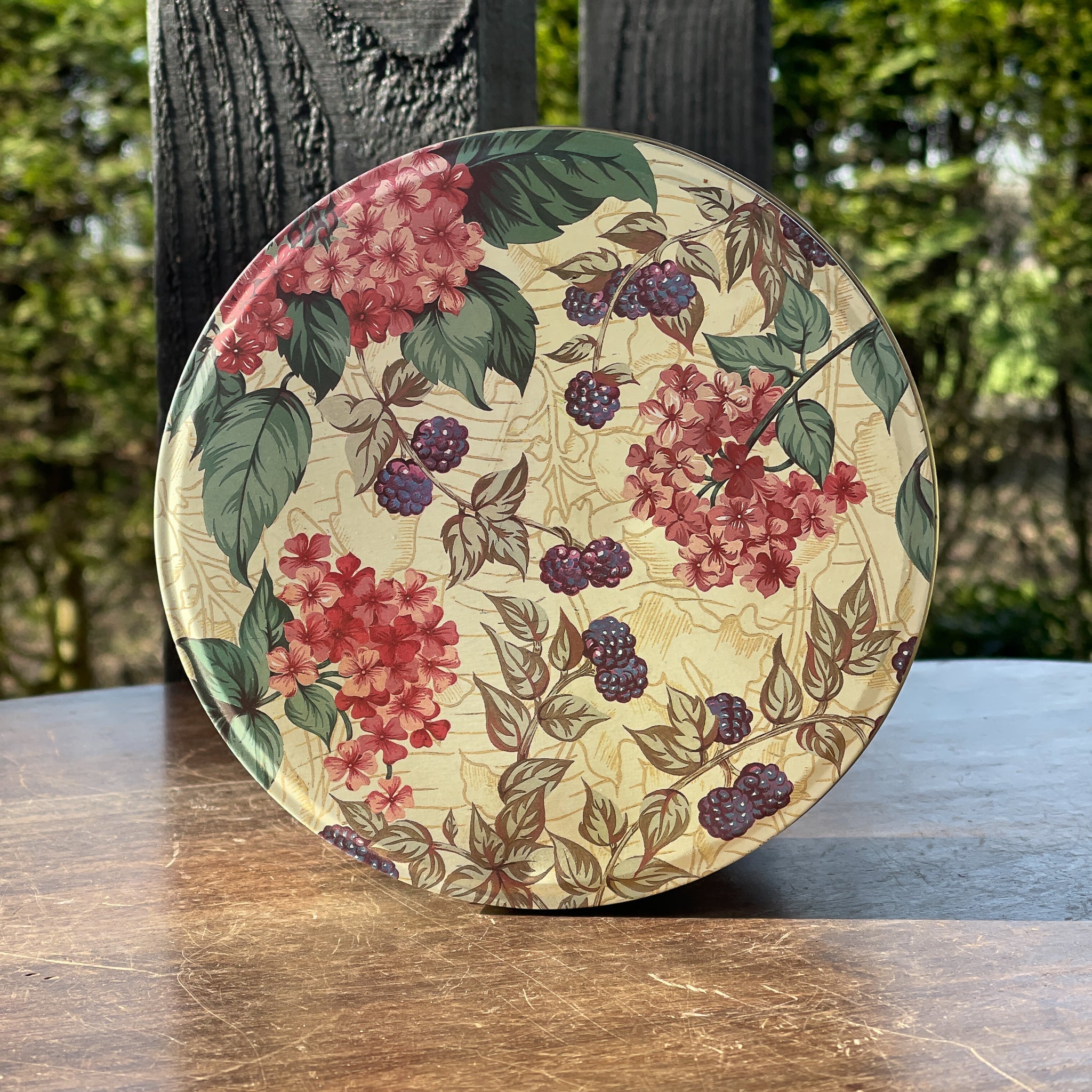 Vintage rond koekblik met hortensia - decor - The Collectionist