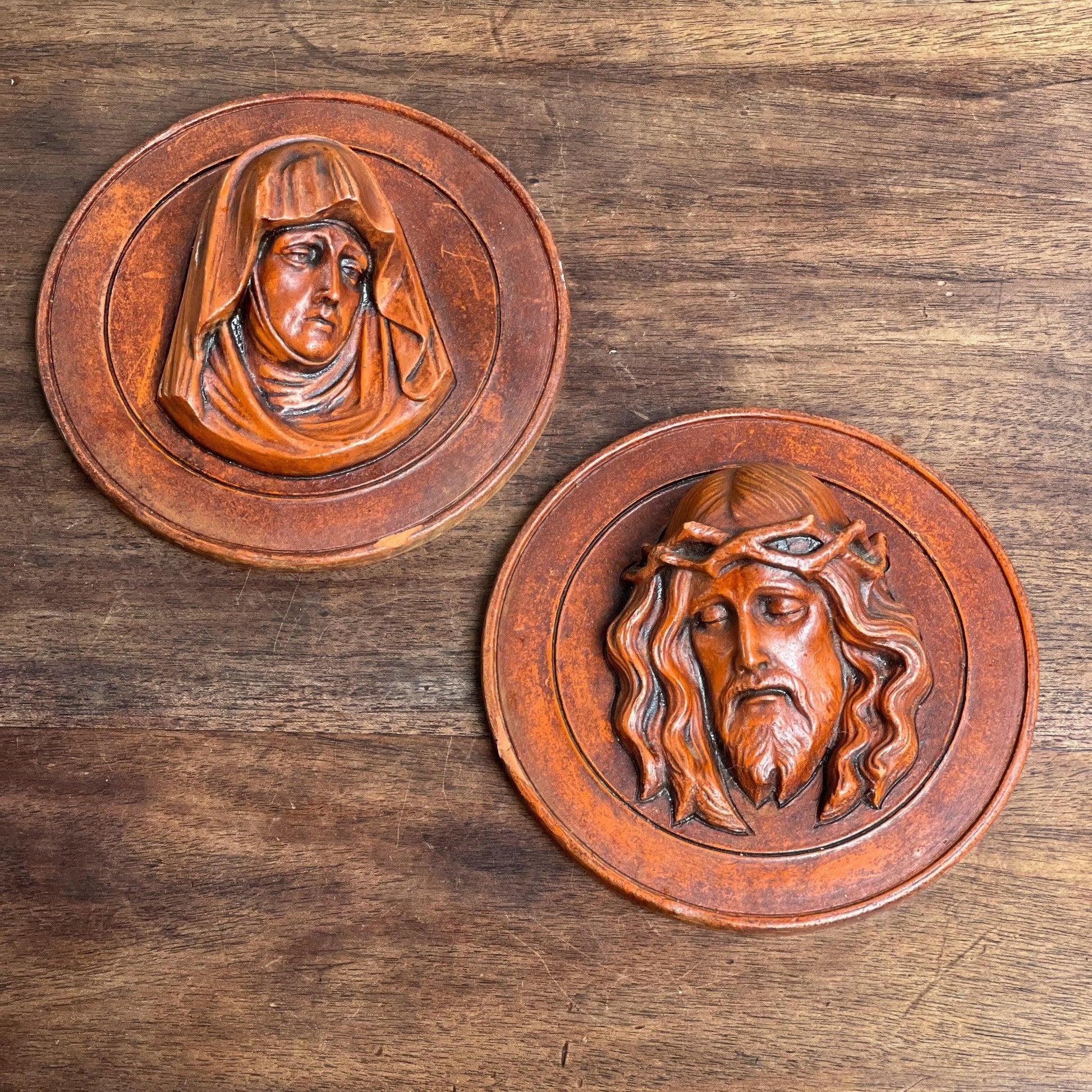 Vintage terracotta wandborden van Maria en Jezus - The Collectionist