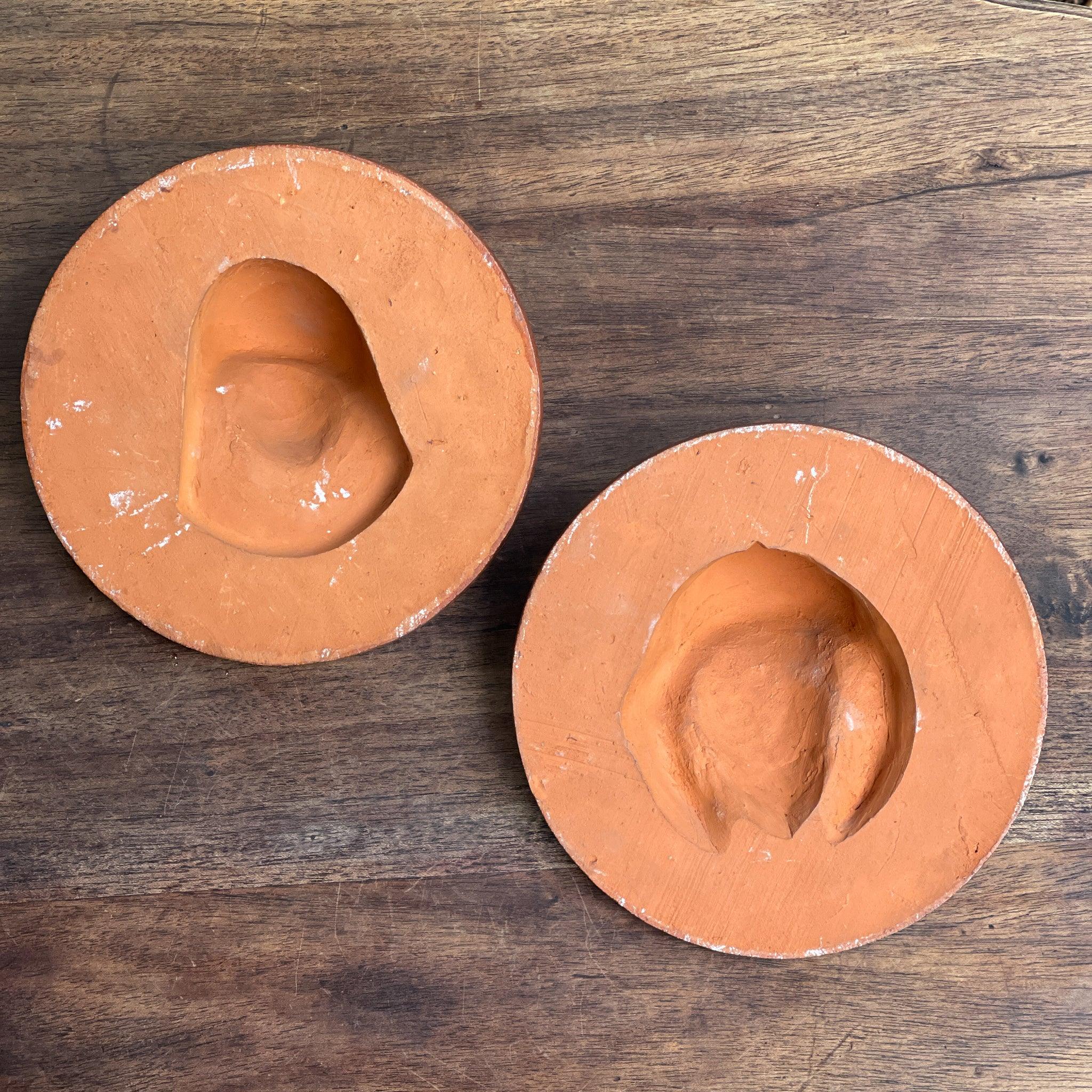 Vintage terracotta wandborden van Maria en Jezus - The Collectionist