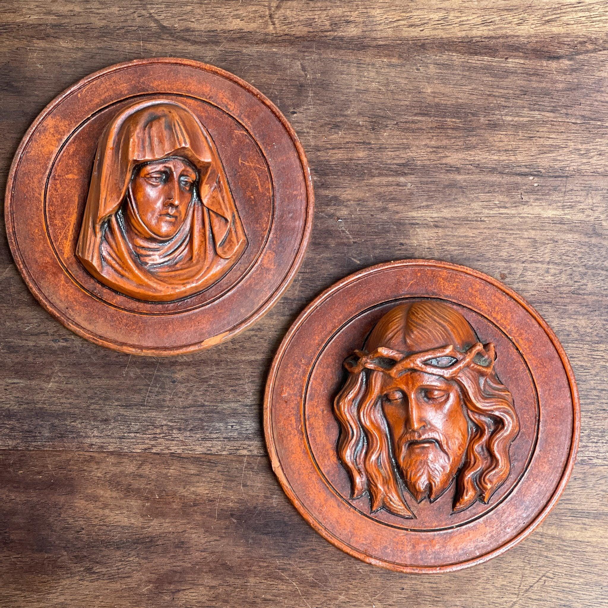 Vintage terracotta wandborden van Maria en Jezus - The Collectionist