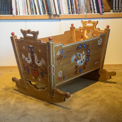 Vintage wieg van Kersenhout (1943) - The Collectionist