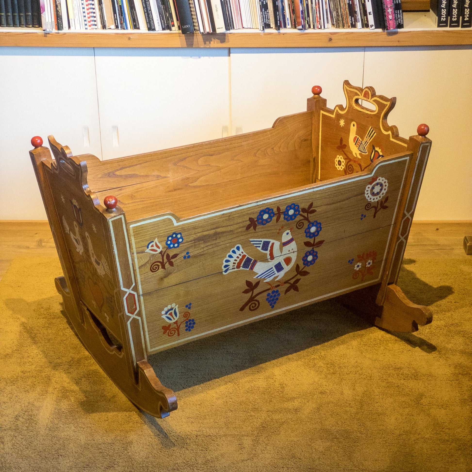 Vintage wieg van Kersenhout (1943) - The Collectionist