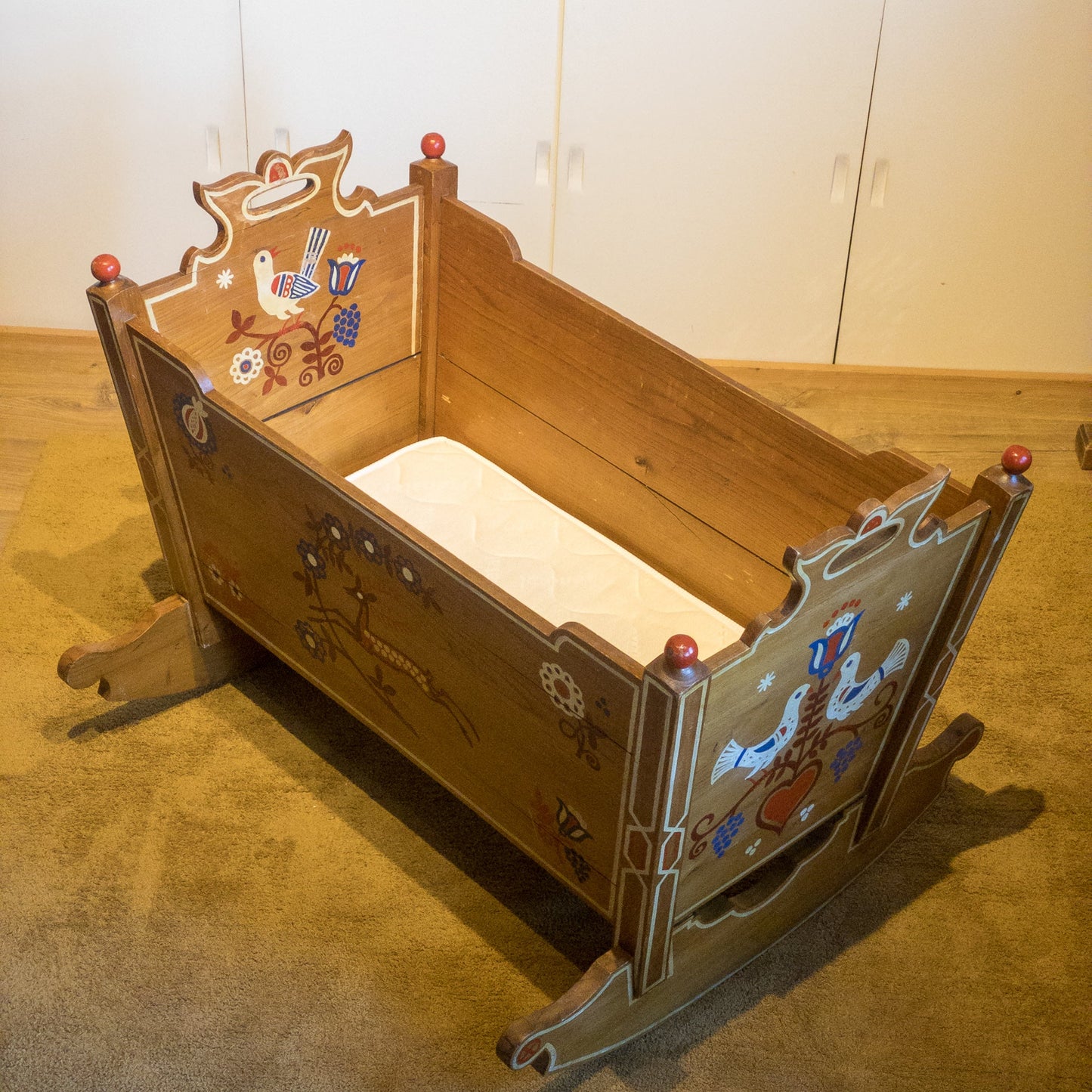 Vintage wieg van Kersenhout (1943) - The Collectionist