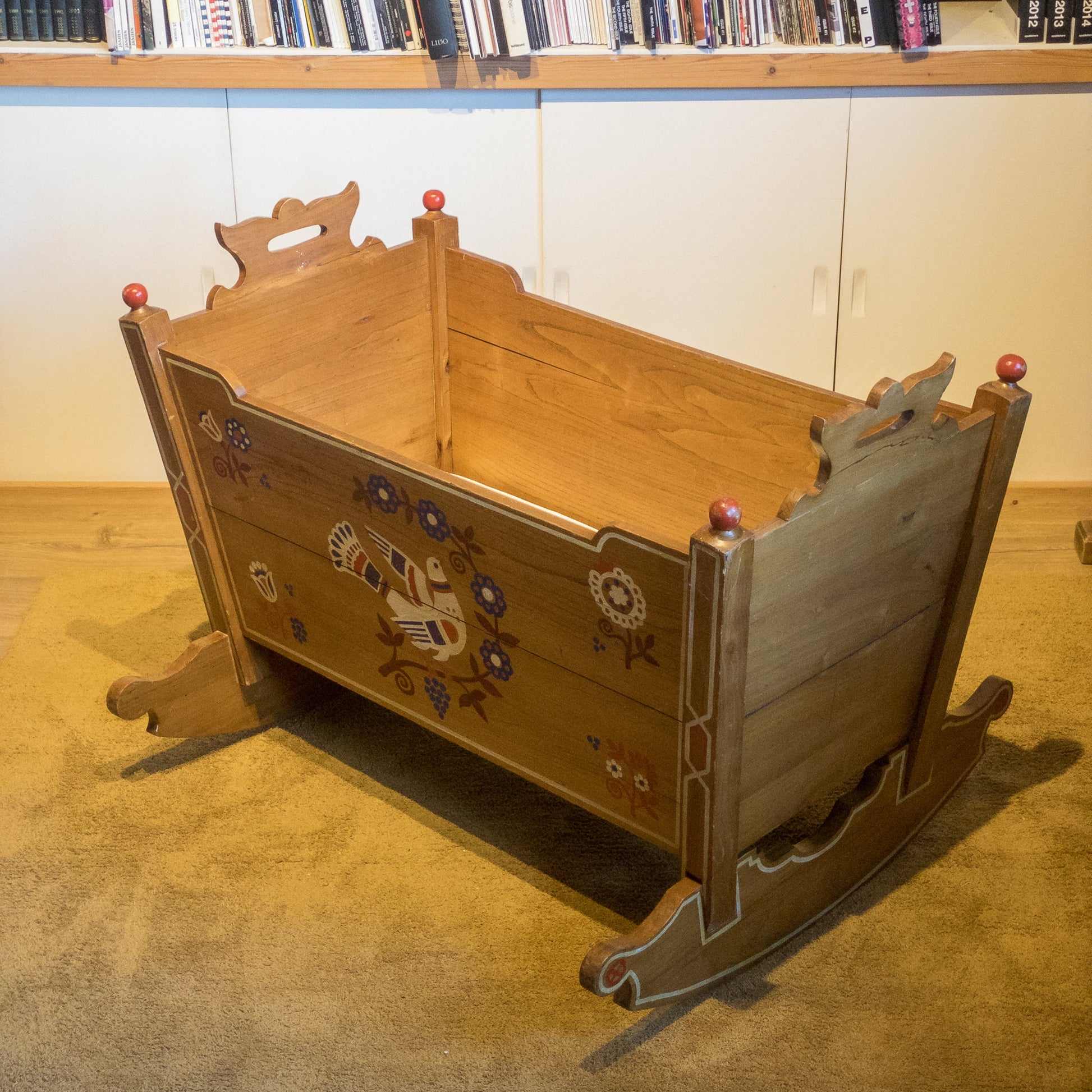 Vintage wieg van Kersenhout (1943) - The Collectionist