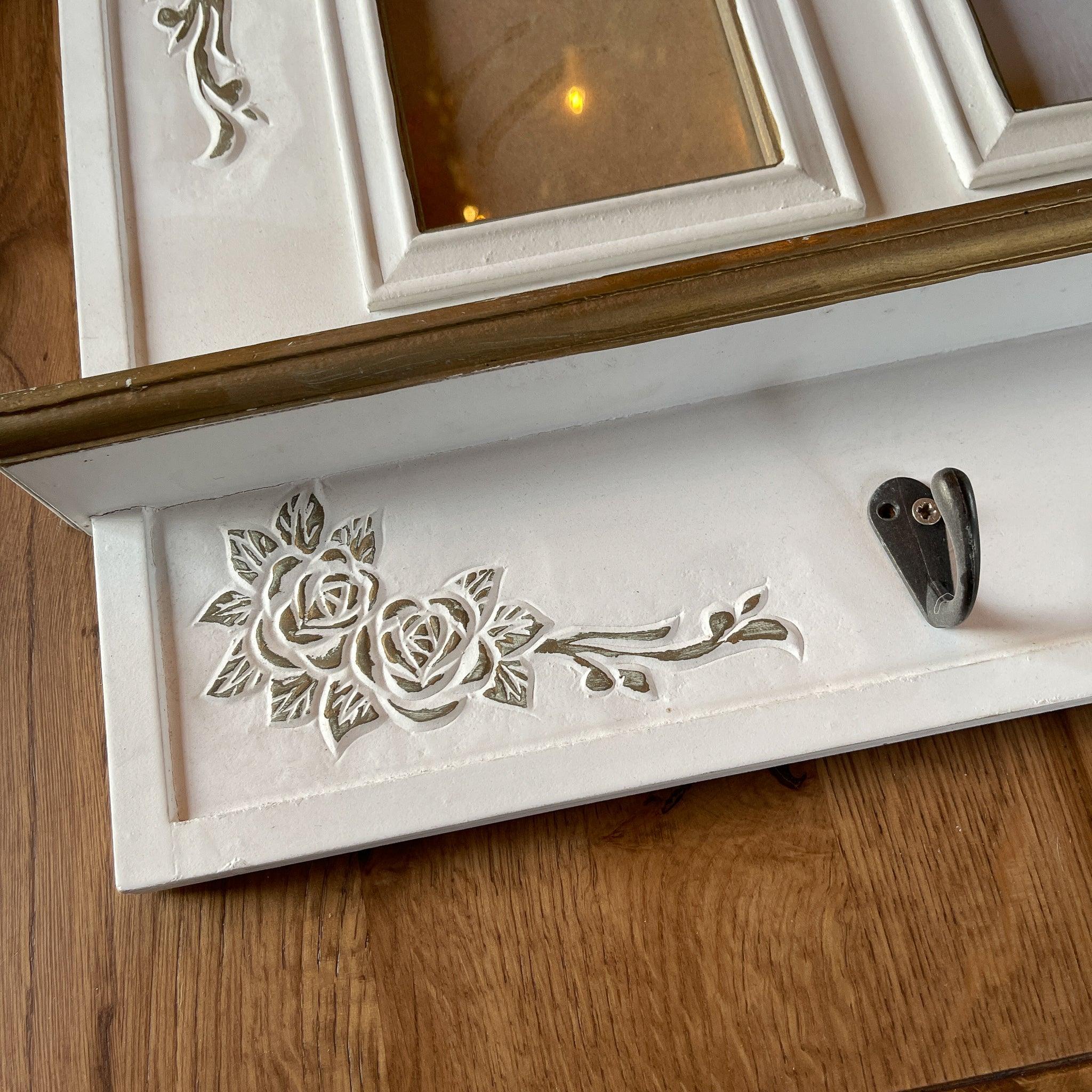 Wandbord met haakjes en wissellijstjes - The Collectionist