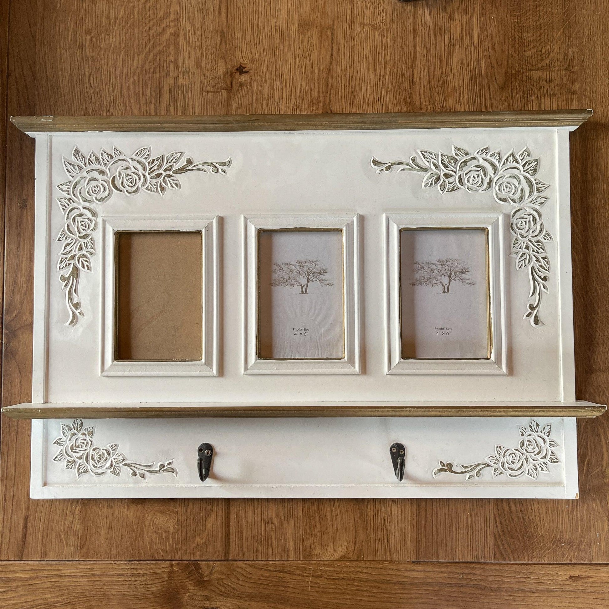 Wandbord met haakjes en wissellijstjes - Bamestra Curiosa