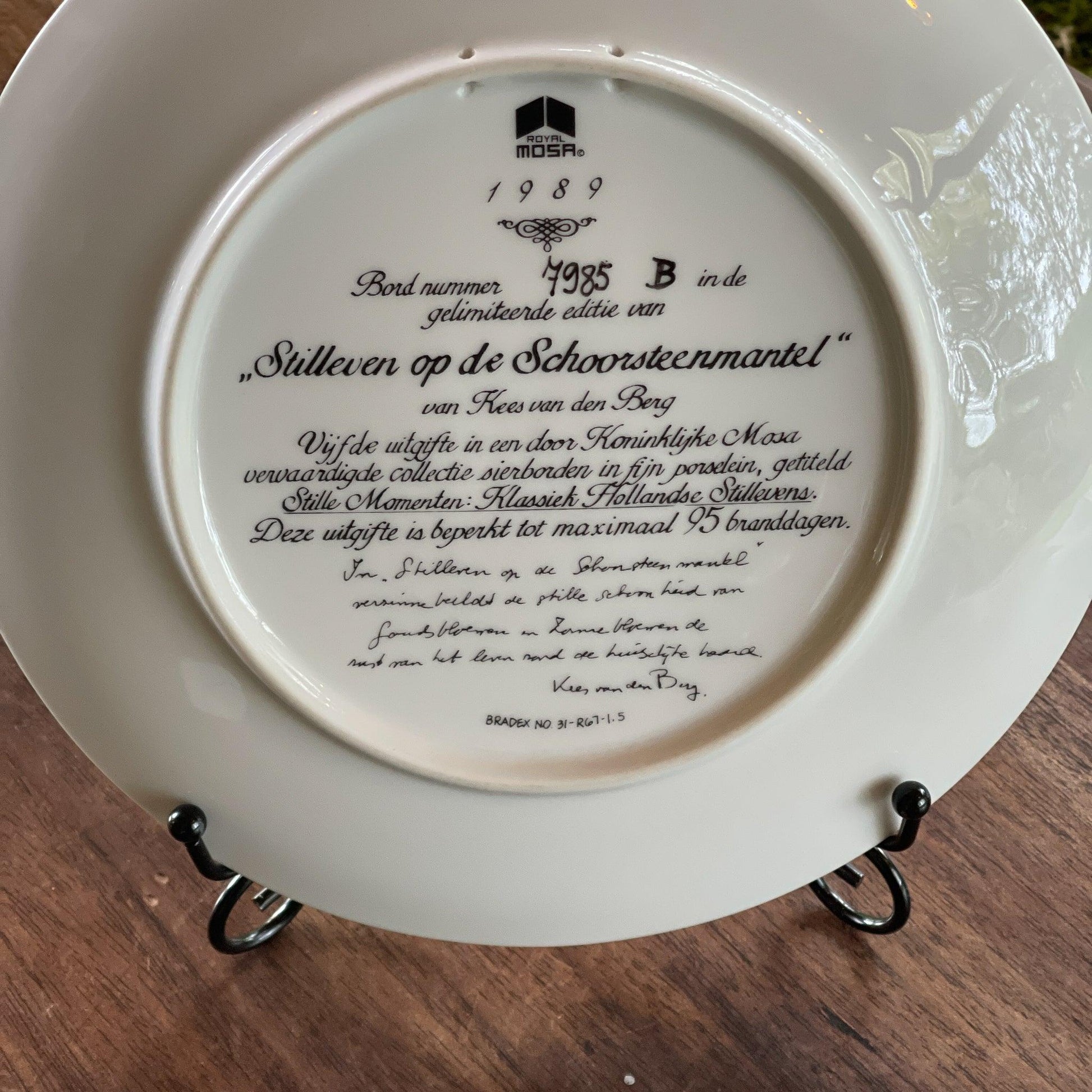 Wandbord "Stilleven op de schoorsteenmantel" Kees van den Berg - Bamestra Curiosa