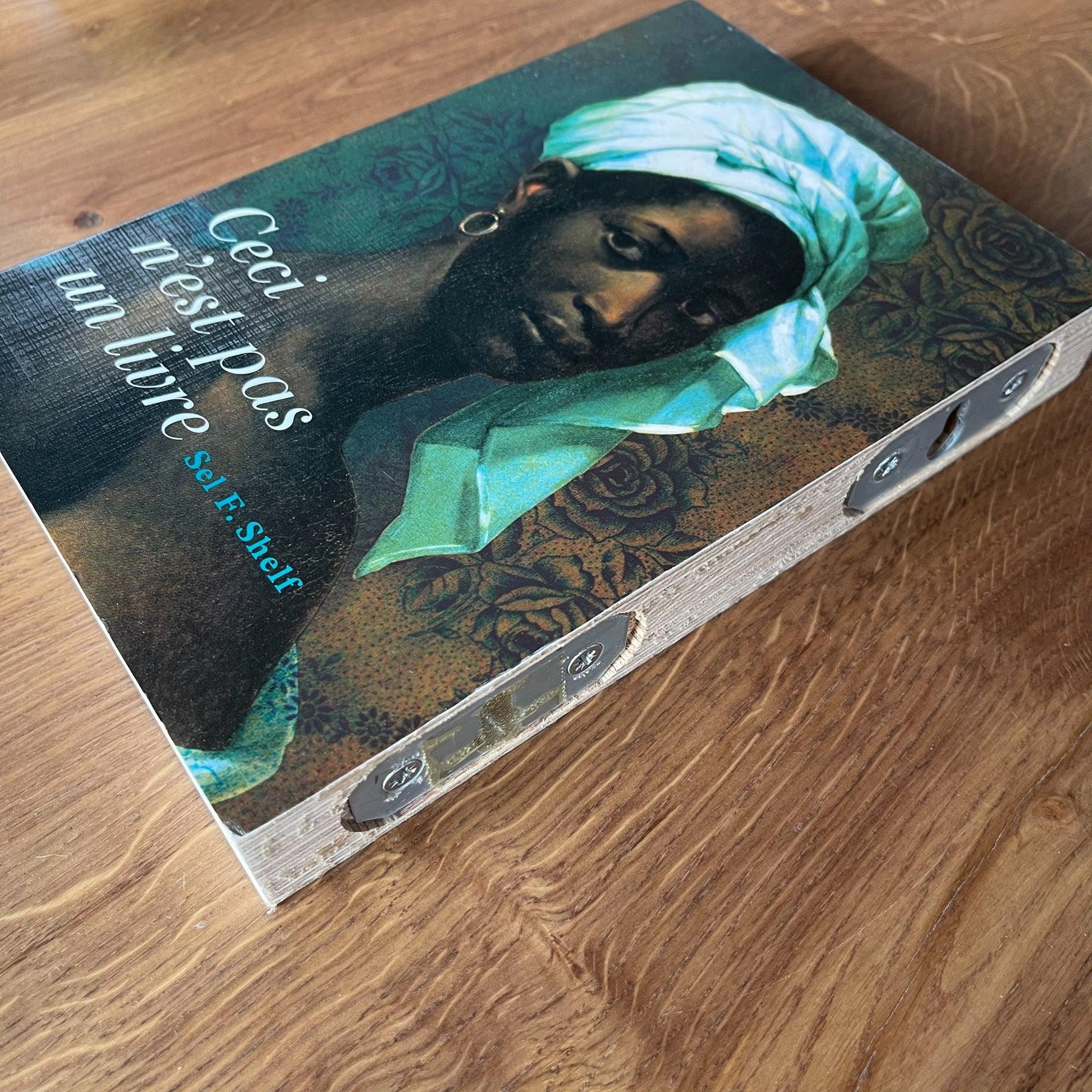 Wandplank in de vorm van een boek - Bamestra Curiosa