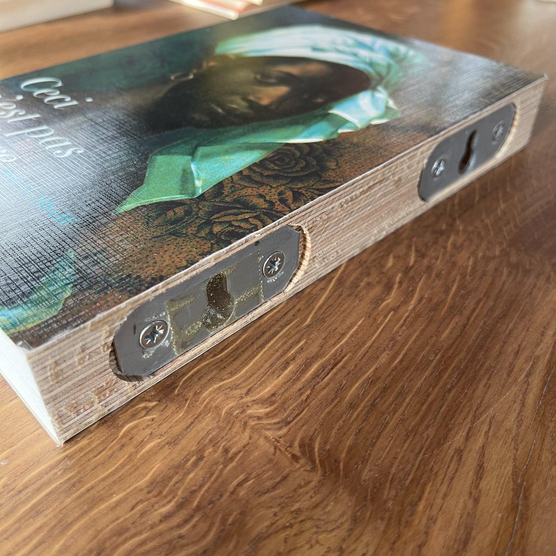 Wandplank in de vorm van een boek - Bamestra Curiosa