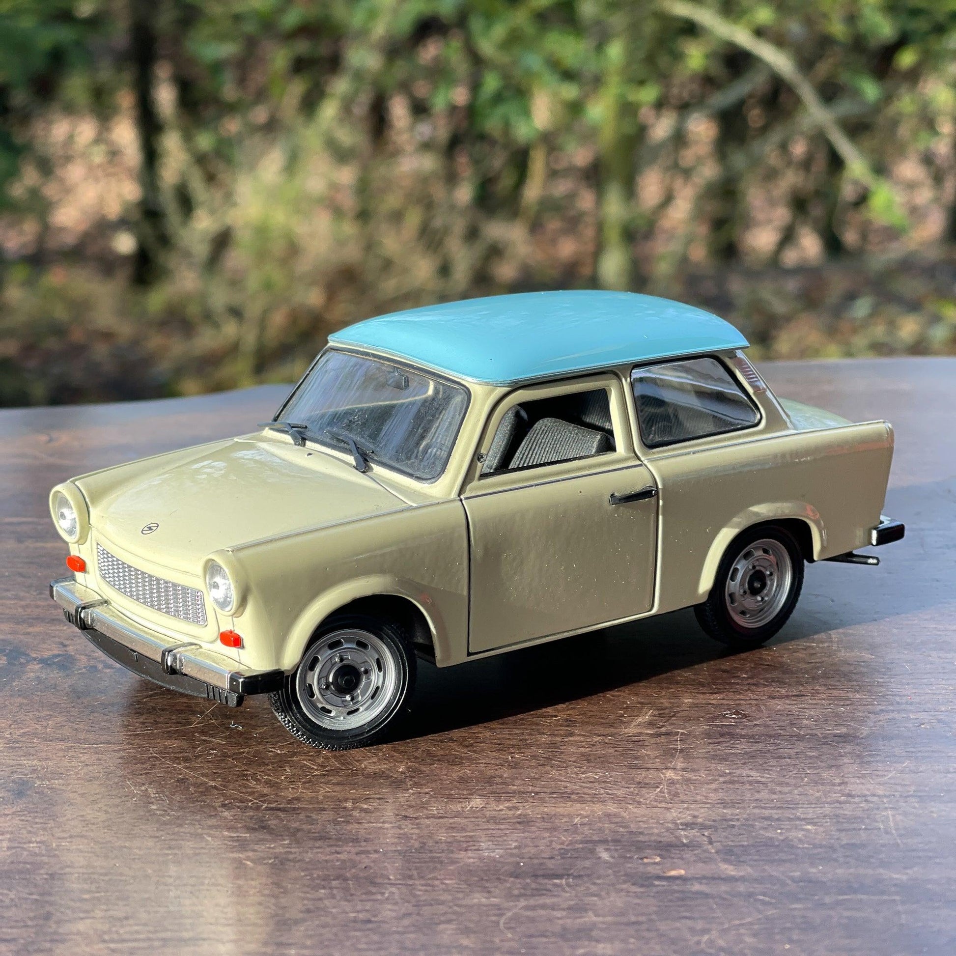 Welly schaal model Trabant 601 schaal 1:24 - Bamestra Curiosa