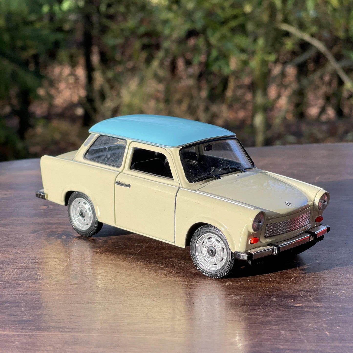 Welly schaal model Trabant 601 schaal 1:24 - Bamestra Curiosa