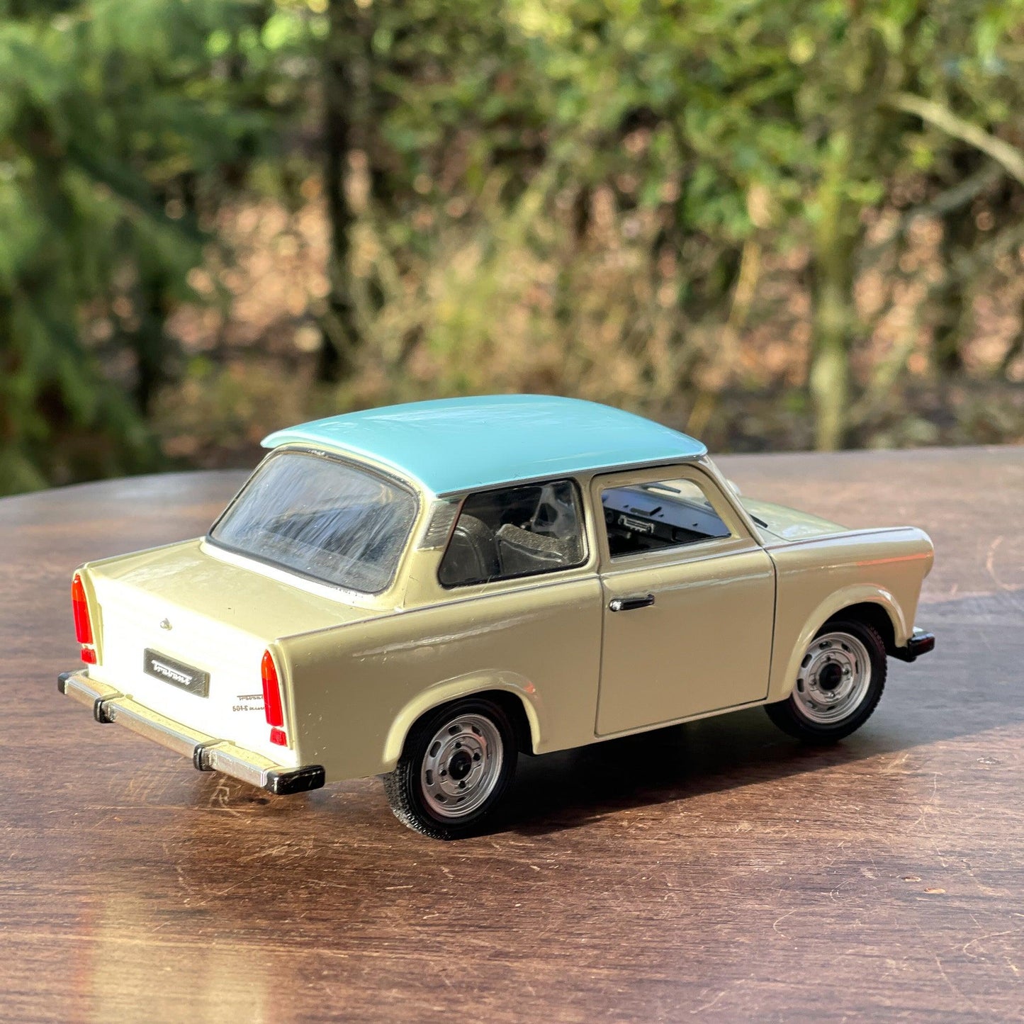 Welly schaal model Trabant 601 schaal 1:24 - Bamestra Curiosa