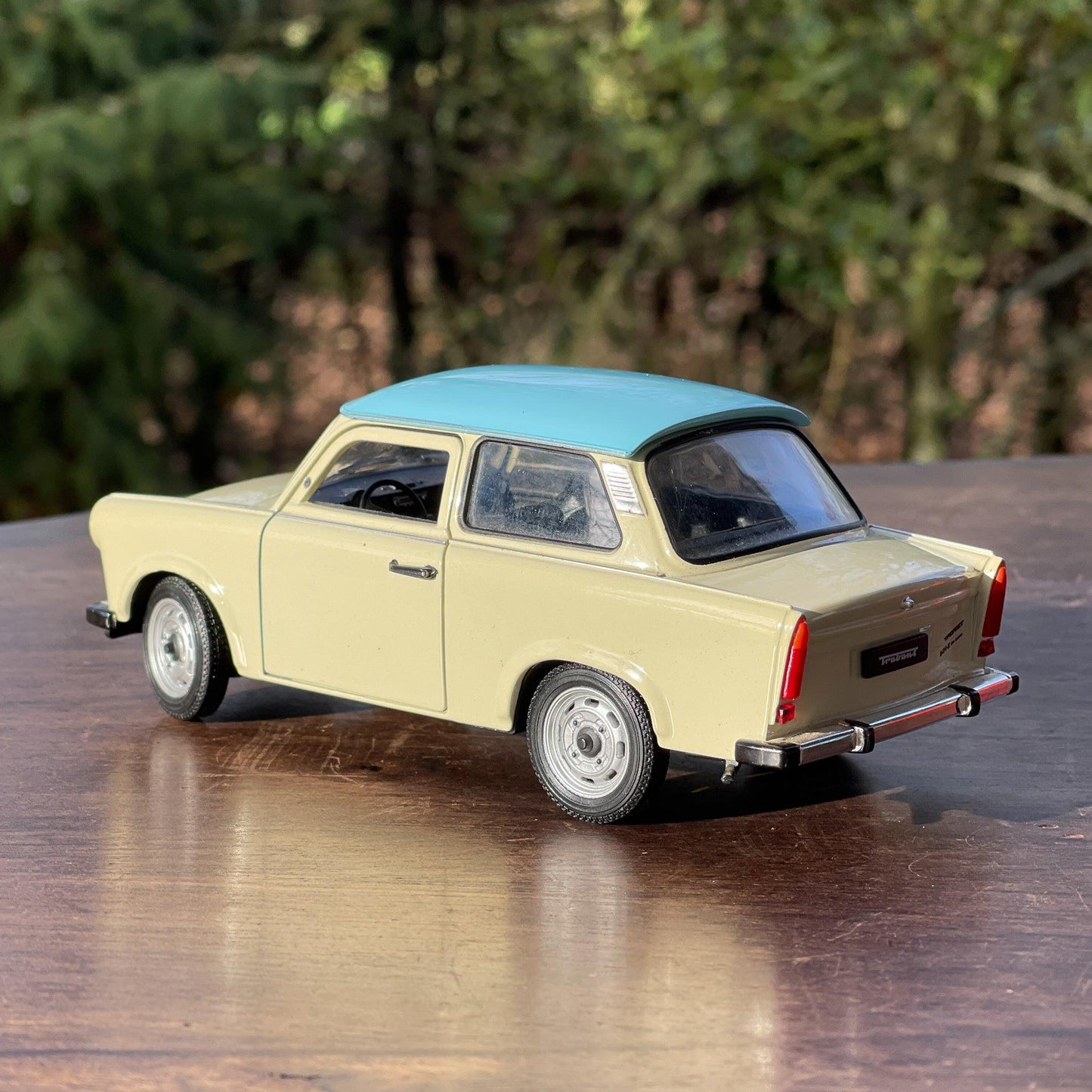 Welly schaal model Trabant 601 schaal 1:24 - Bamestra Curiosa